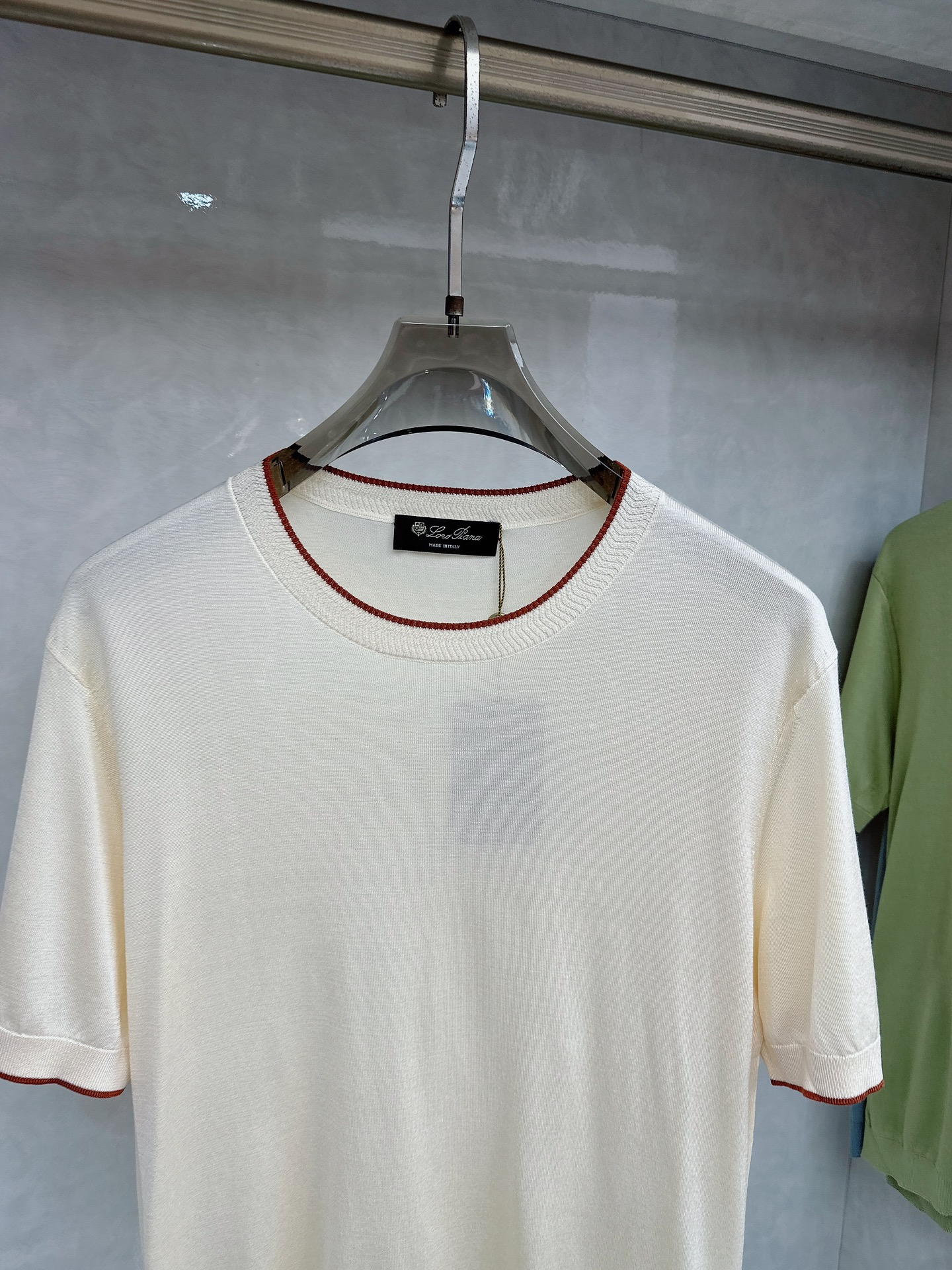 Loro piana 新款针织圆领短袖，意大利工艺镌刻的优雅时尚，优质的材质是时尚的基石。这款衫选用了意