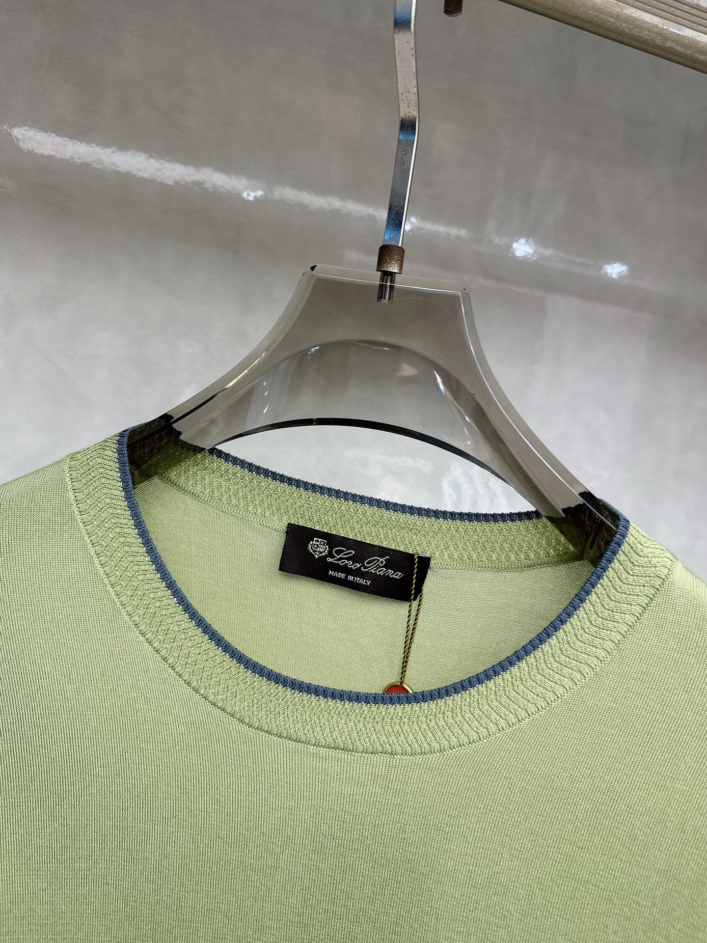 Loro piana 新款针织圆领短袖，意大利工艺镌刻的优雅时尚，优质的材质是时尚的基石。这款衫选用了意