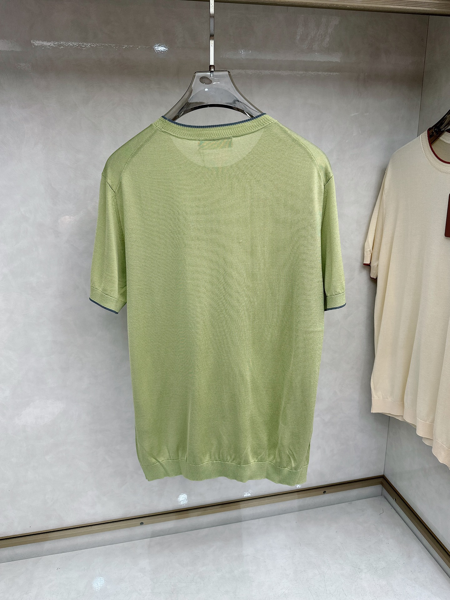 Loro piana 新款针织圆领短袖，意大利工艺镌刻的优雅时尚，优质的材质是时尚的基石。这款衫选用了意