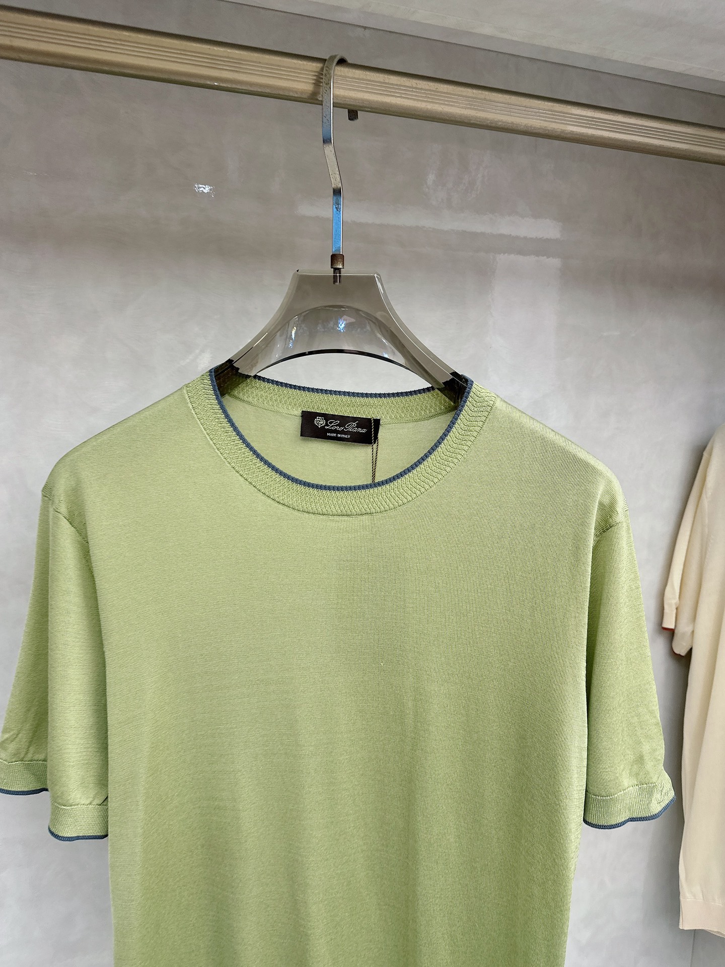 Loro piana 新款针织圆领短袖，意大利工艺镌刻的优雅时尚，优质的材质是时尚的基石。这款衫选用了意