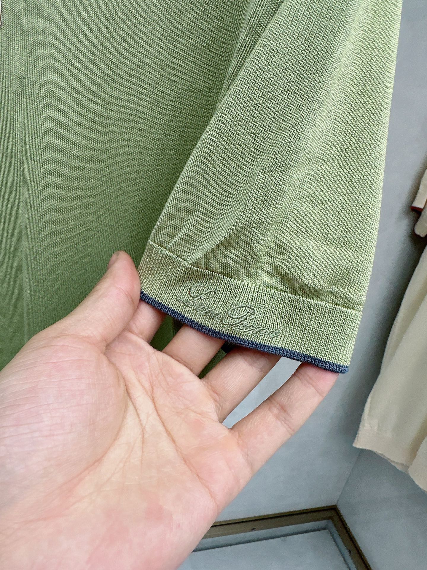 Loro piana 新款针织圆领短袖，意大利工艺镌刻的优雅时尚，优质的材质是时尚的基石。这款衫选用了意