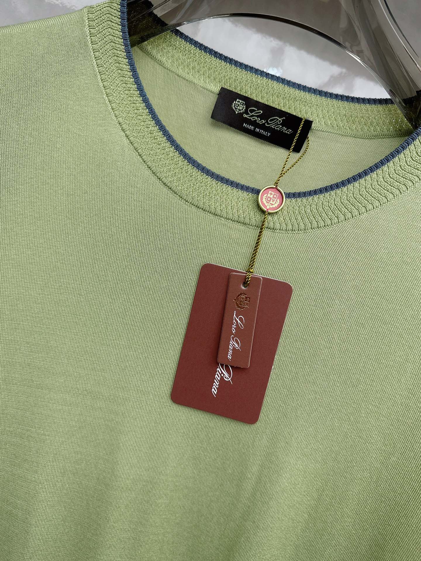 Loro piana 新款针织圆领短袖，意大利工艺镌刻的优雅时尚，优质的材质是时尚的基石。这款衫选用了意