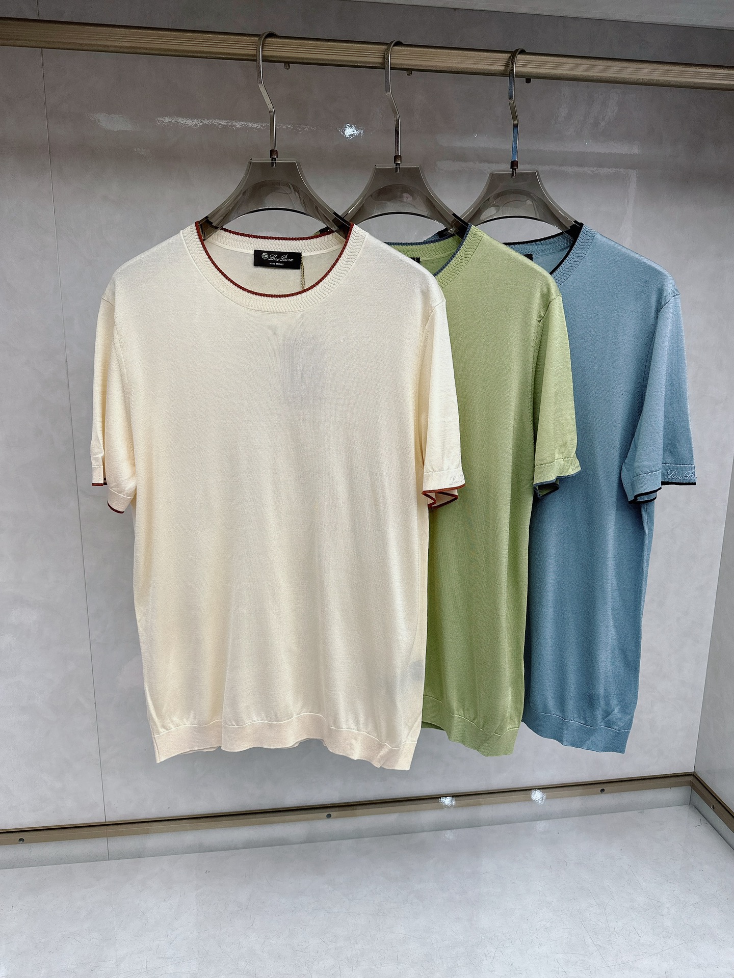Loro piana 新款针织圆领短袖，意大利工艺镌刻的优雅时尚，优质的材质是时尚的基石。这款衫选用了意