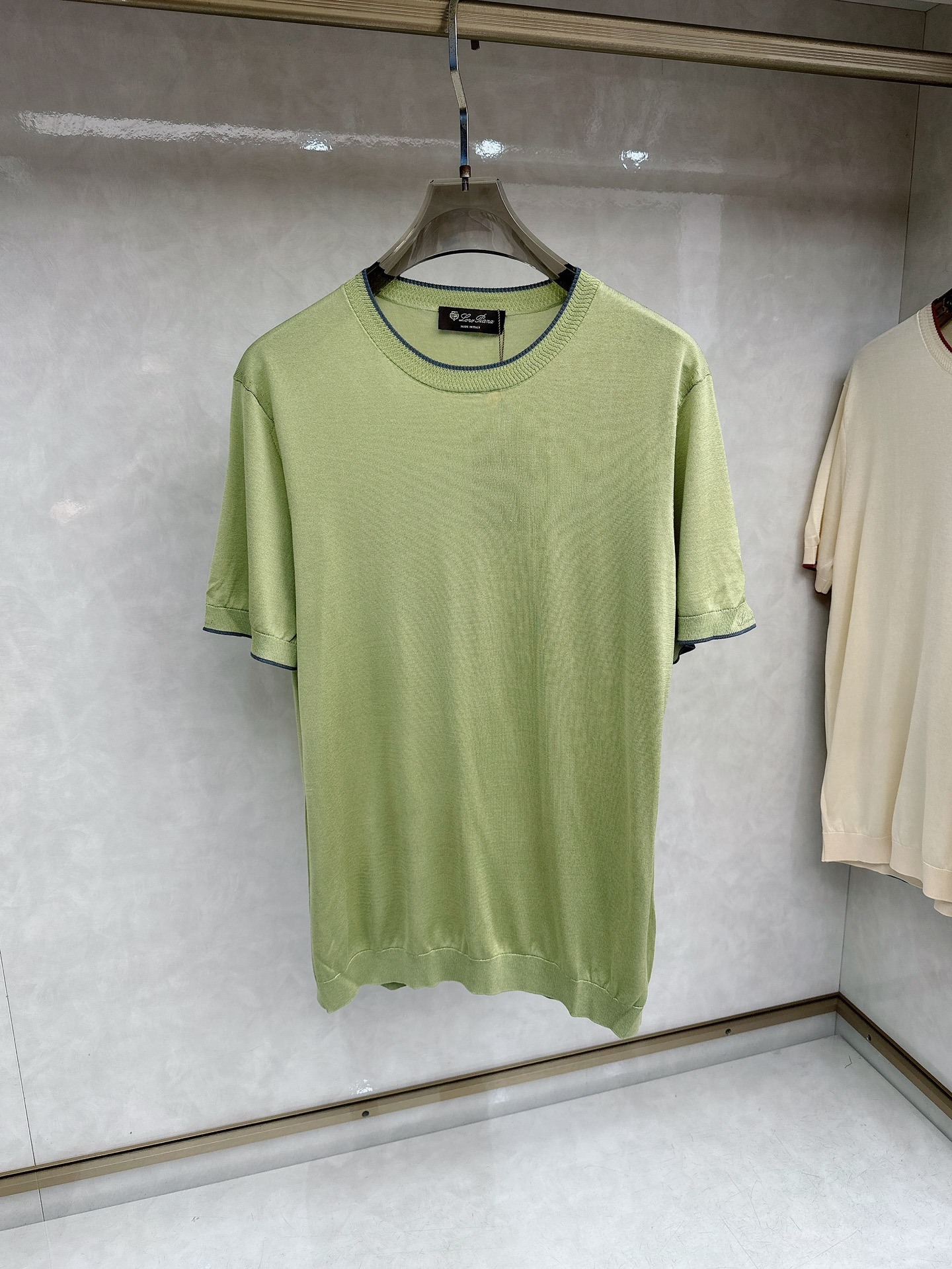 Loro piana 新款针织圆领短袖，意大利工艺镌刻的优雅时尚，优质的材质是时尚的基石。这款衫选用了意