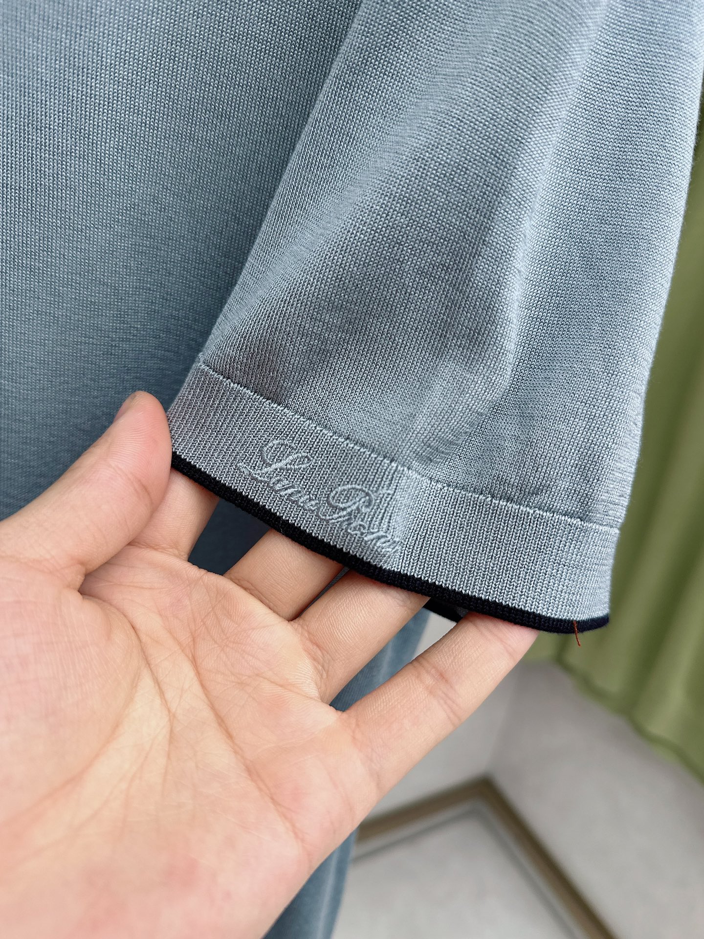 Loro piana 新款针织圆领短袖，意大利工艺镌刻的优雅时尚，优质的材质是时尚的基石。这款衫选用了意