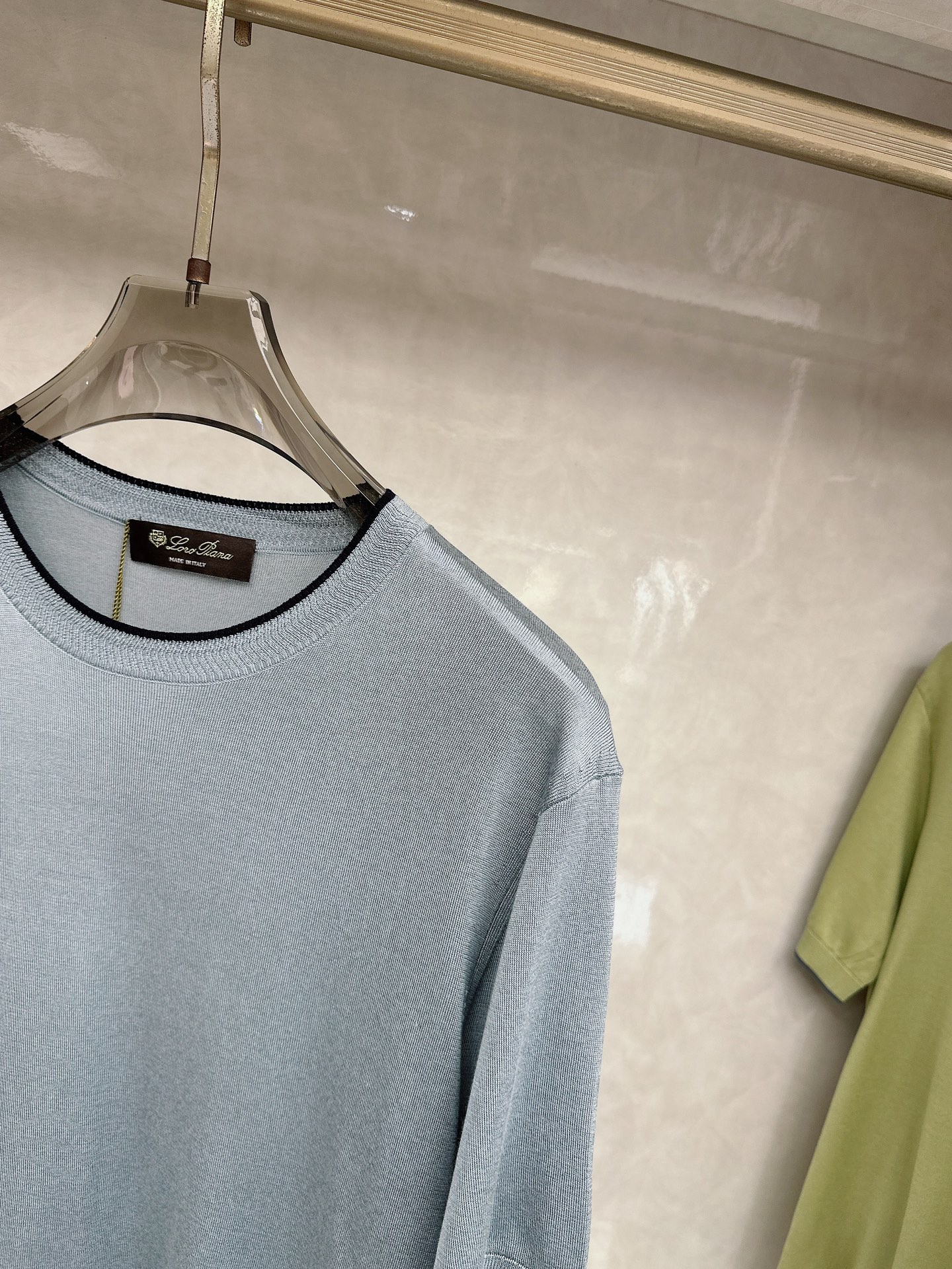 Loro piana 新款针织圆领短袖，意大利工艺镌刻的优雅时尚，优质的材质是时尚的基石。这款衫选用了意