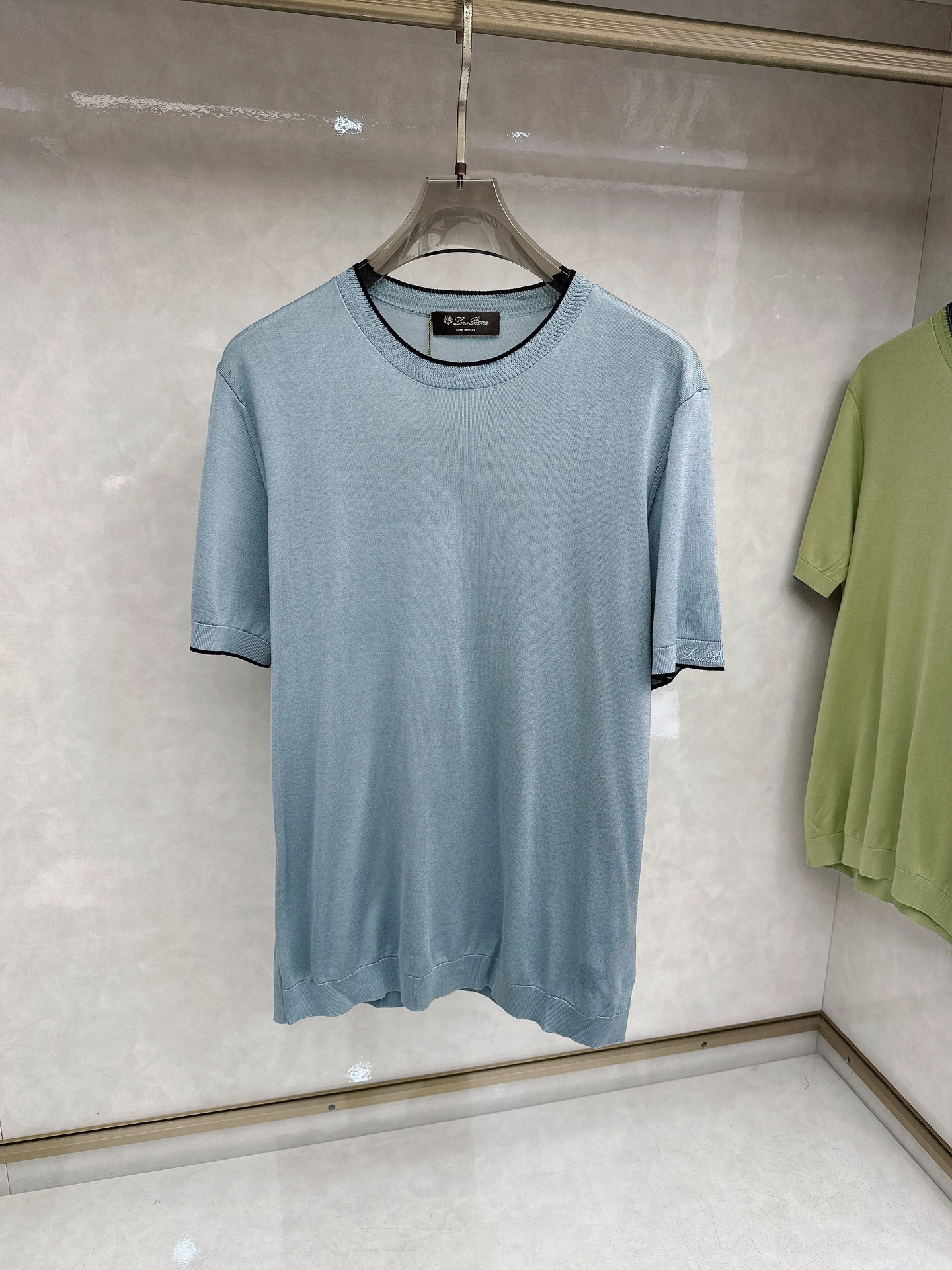 Loro piana 新款针织圆领短袖，意大利工艺镌刻的优雅时尚，优质的材质是时尚的基石。这款衫选用了意