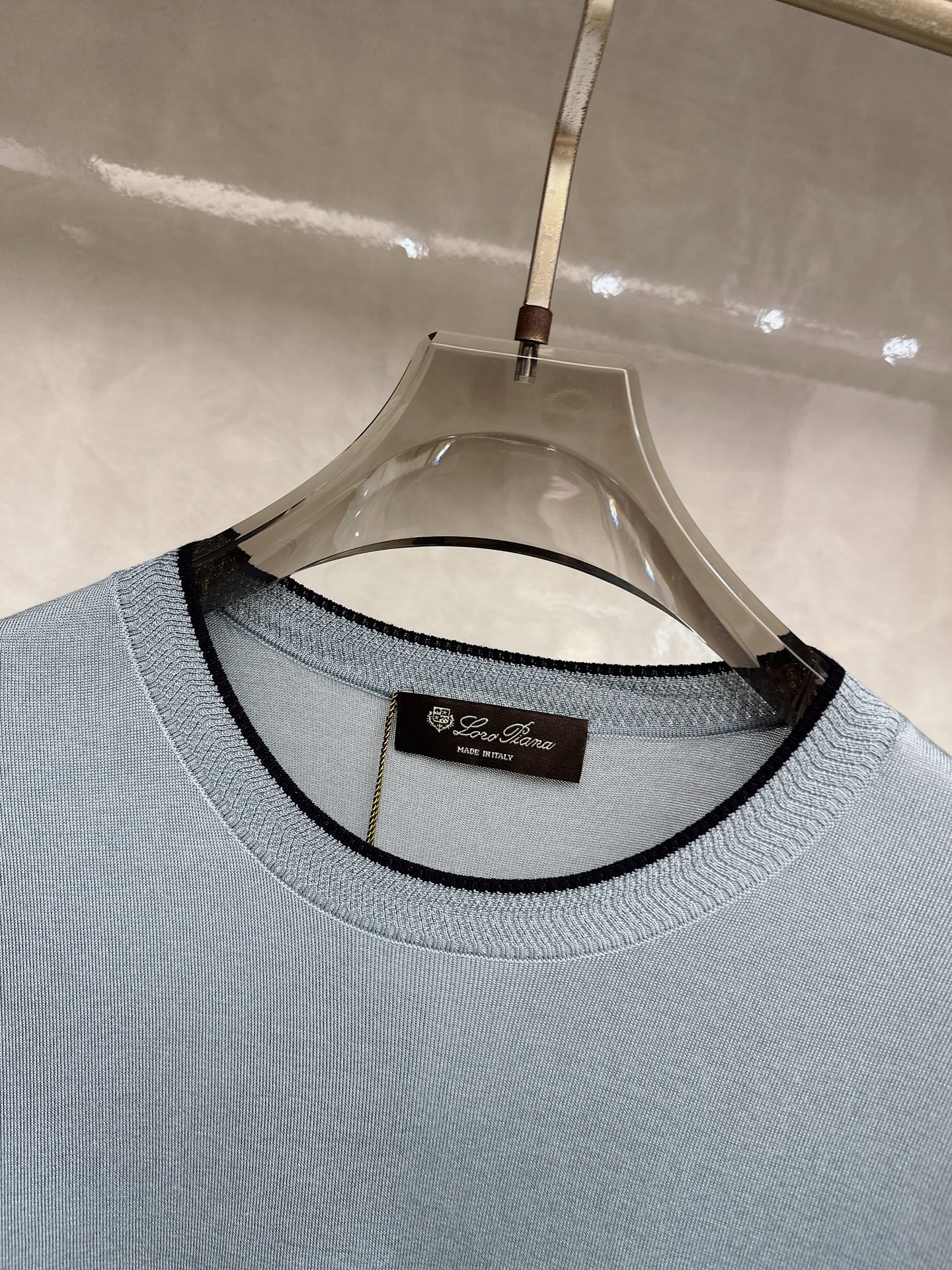 Loro piana 新款针织圆领短袖，意大利工艺镌刻的优雅时尚，优质的材质是时尚的基石。这款衫选用了意