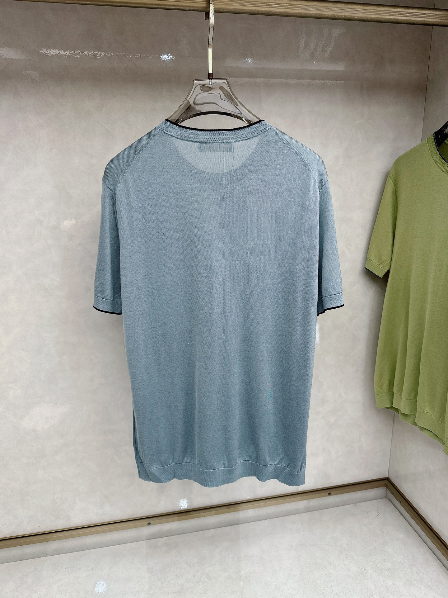 Loro piana 新款针织圆领短袖，意大利工艺镌刻的优雅时尚，优质的材质是时尚的基石。这款衫选用了意