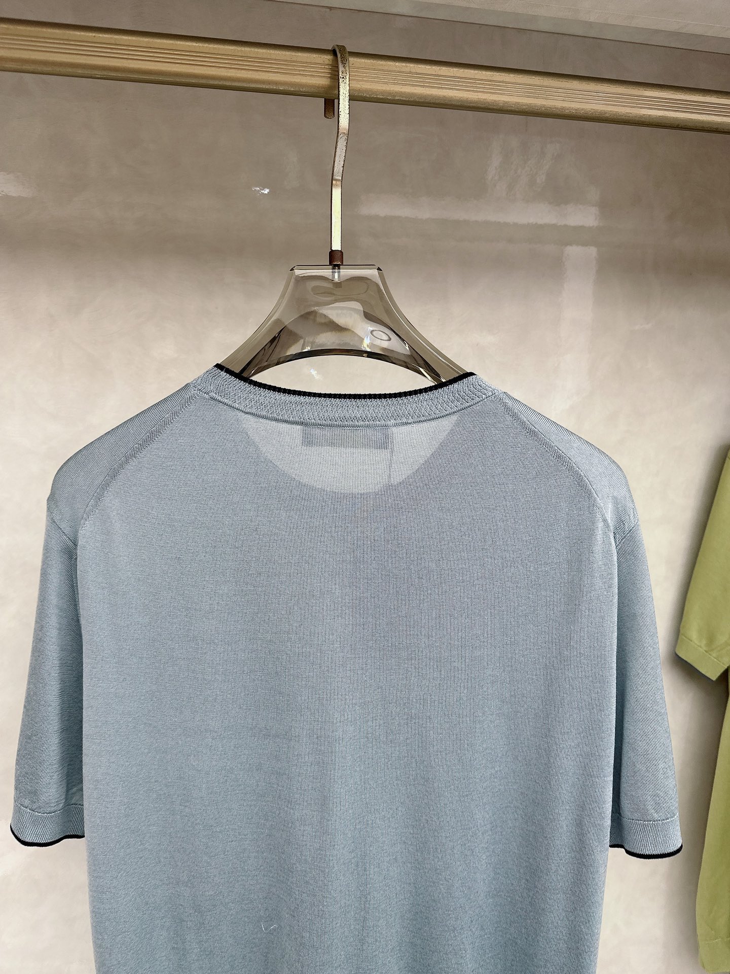 Loro piana 新款针织圆领短袖，意大利工艺镌刻的优雅时尚，优质的材质是时尚的基石。这款衫选用了意