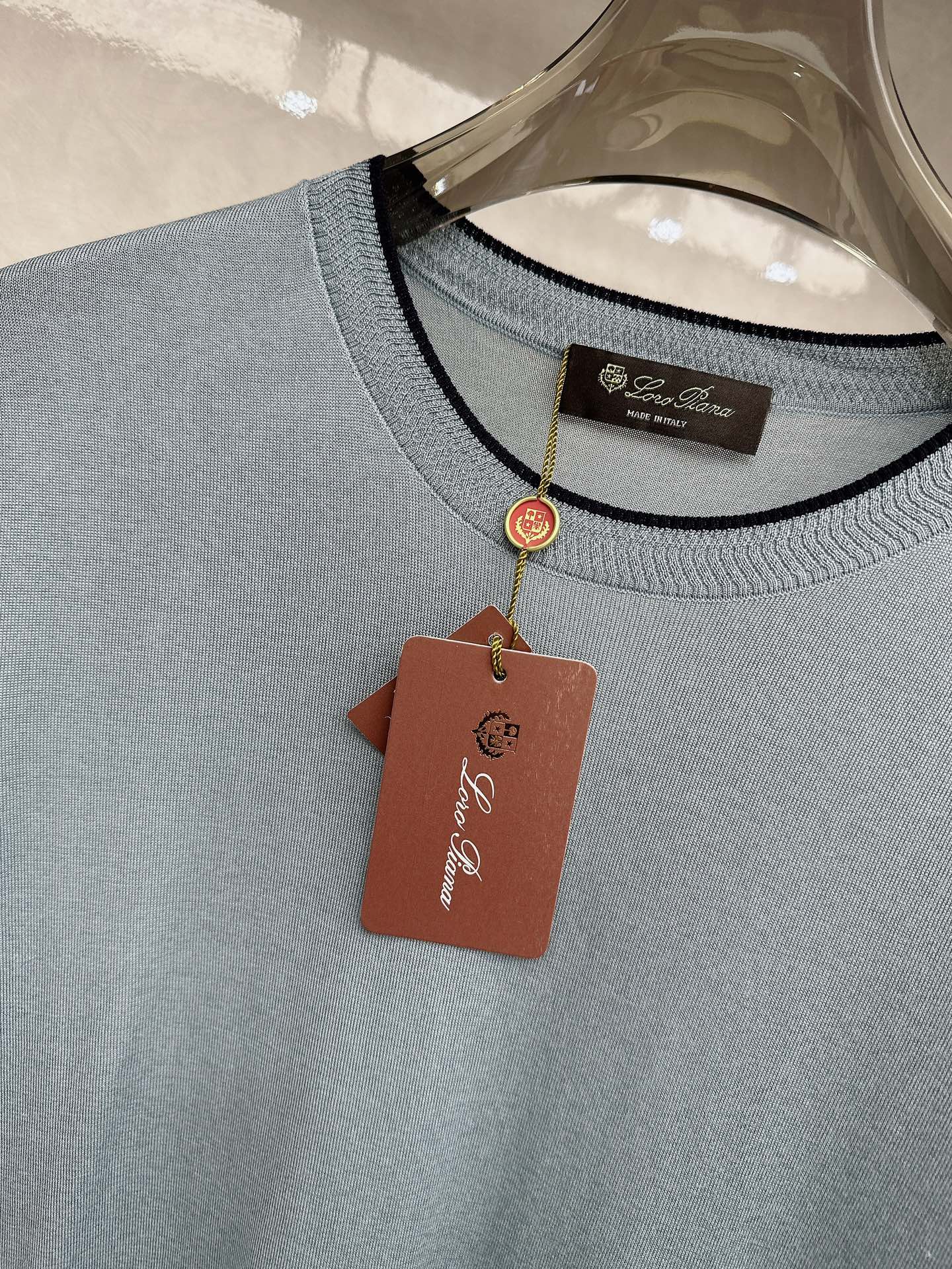 Loro piana 新款针织圆领短袖，意大利工艺镌刻的优雅时尚，优质的材质是时尚的基石。这款衫选用了意