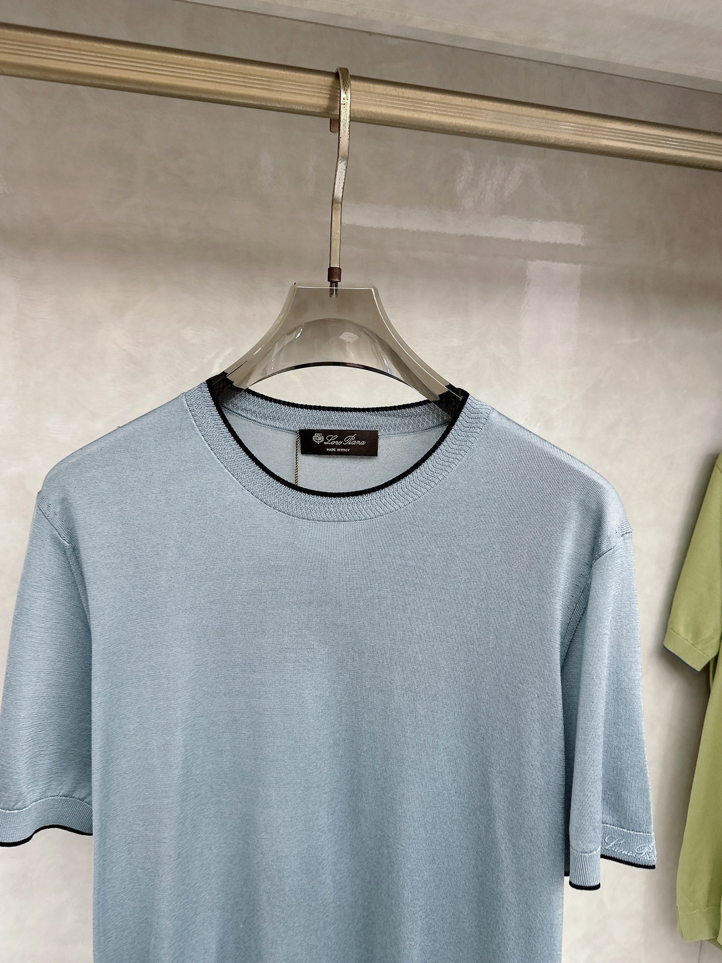Loro piana 新款针织圆领短袖，意大利工艺镌刻的优雅时尚，优质的材质是时尚的基石。这款衫选用了意