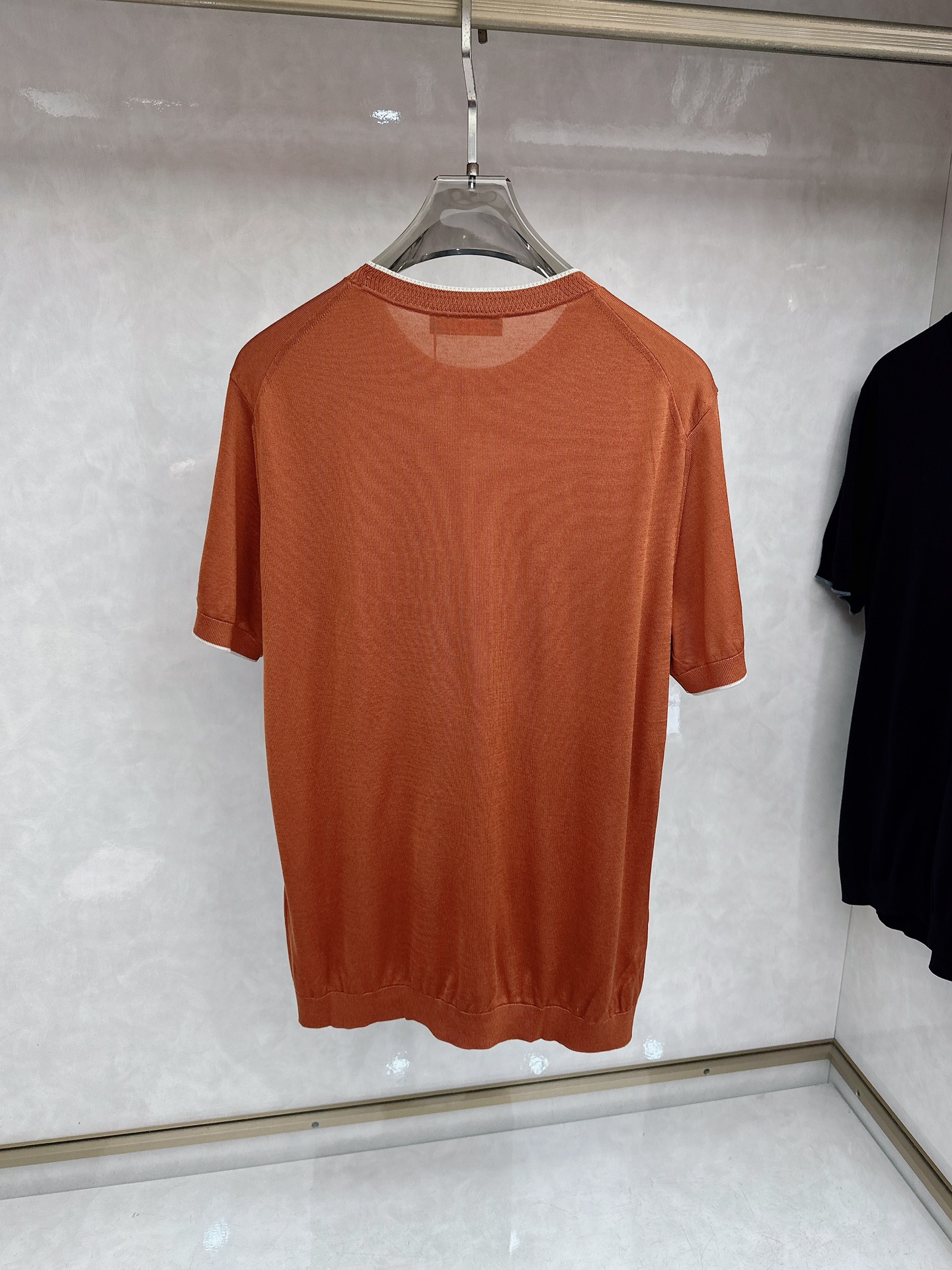 Loro piana 新款针织圆领短袖，意大利工艺镌刻的优雅时尚，优质的材质是时尚的基石。这款衫选用了意