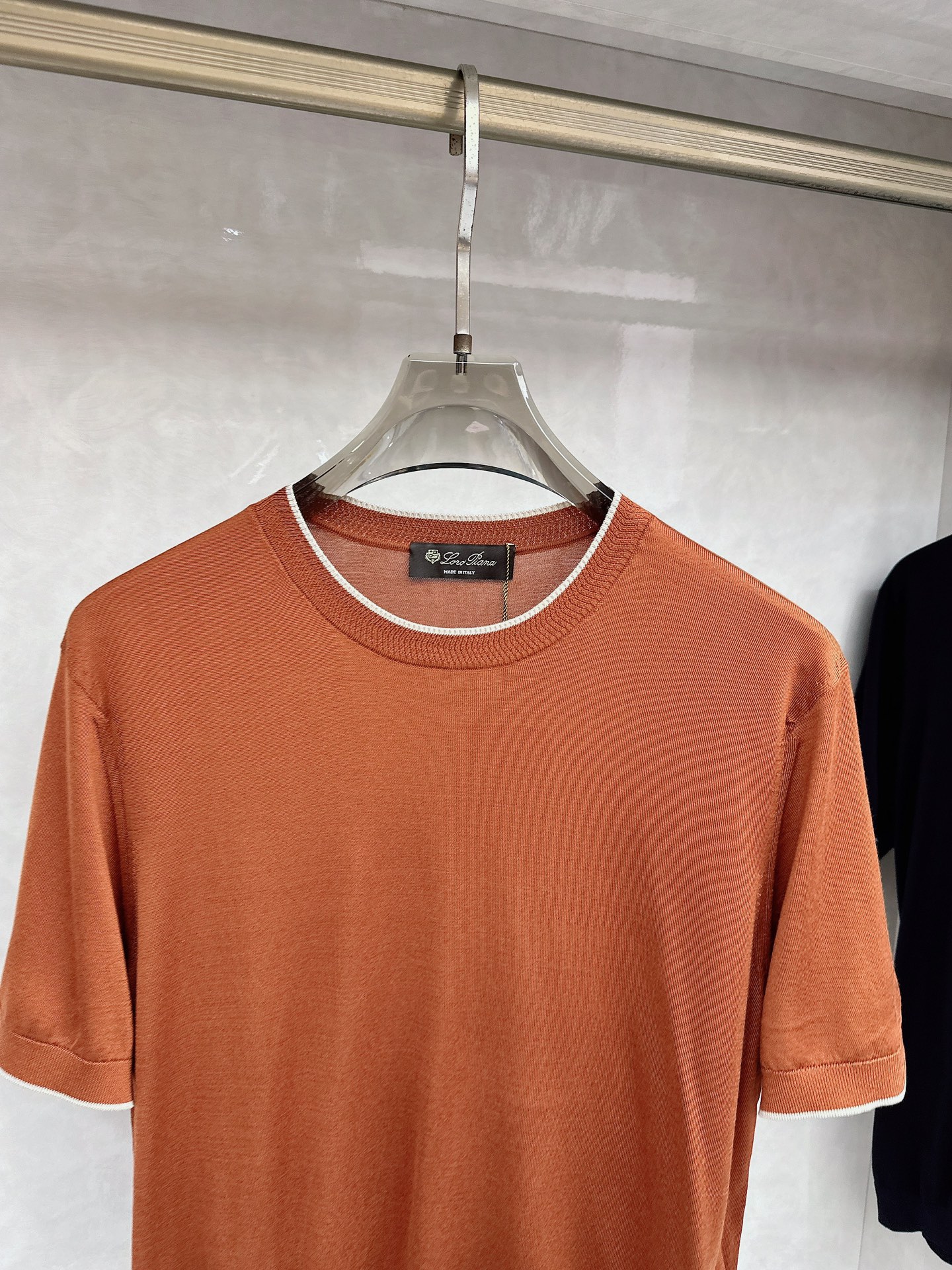 Loro piana 新款针织圆领短袖，意大利工艺镌刻的优雅时尚，优质的材质是时尚的基石。这款衫选用了意