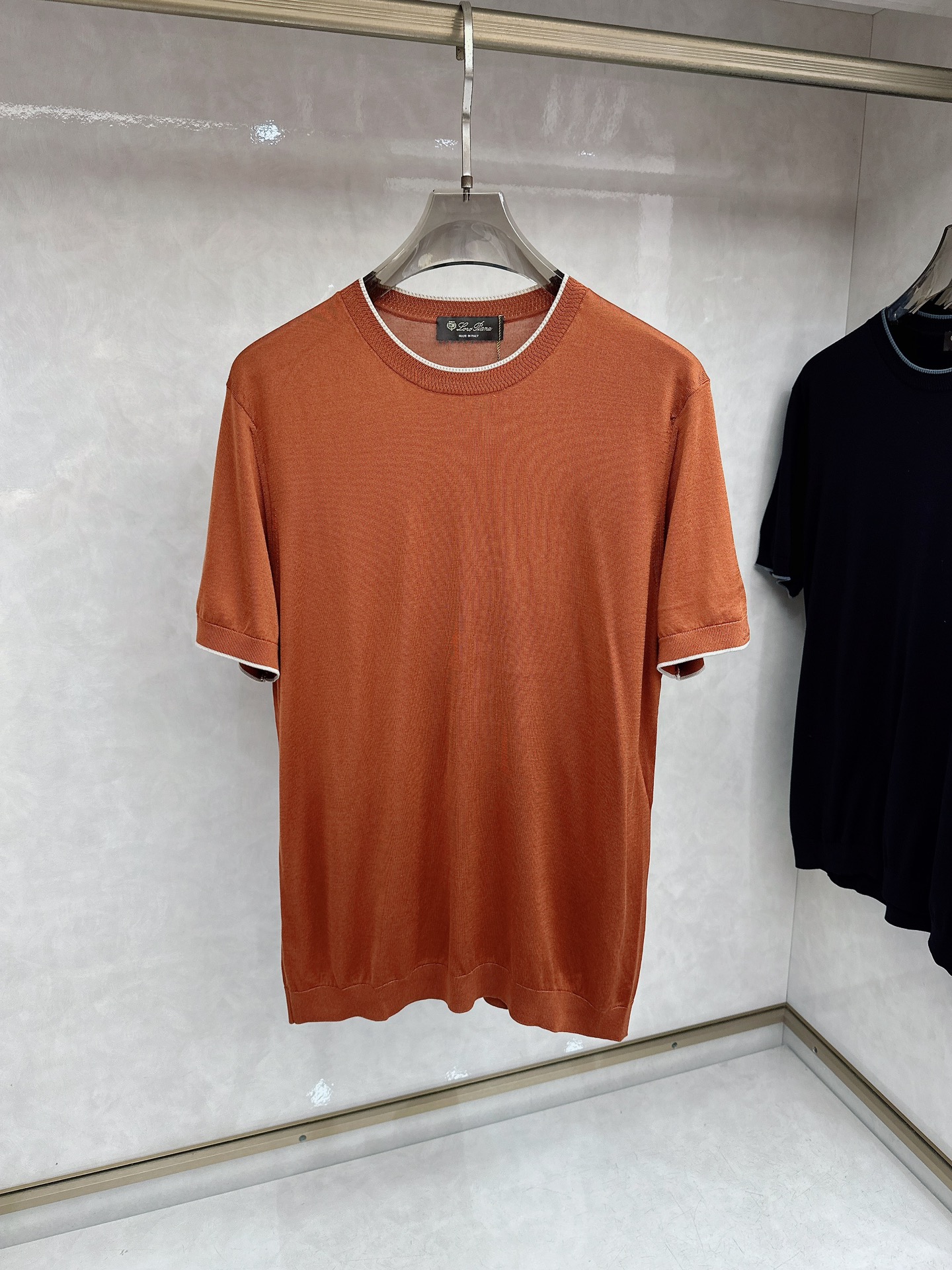 Loro piana 新款针织圆领短袖，意大利工艺镌刻的优雅时尚，优质的材质是时尚的基石。这款衫选用了意