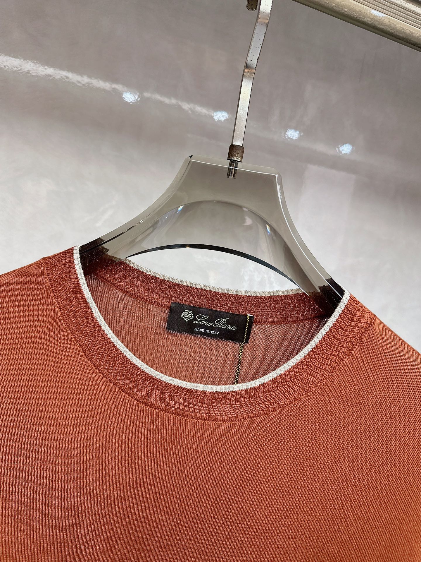 Loro piana 新款针织圆领短袖，意大利工艺镌刻的优雅时尚，优质的材质是时尚的基石。这款衫选用了意