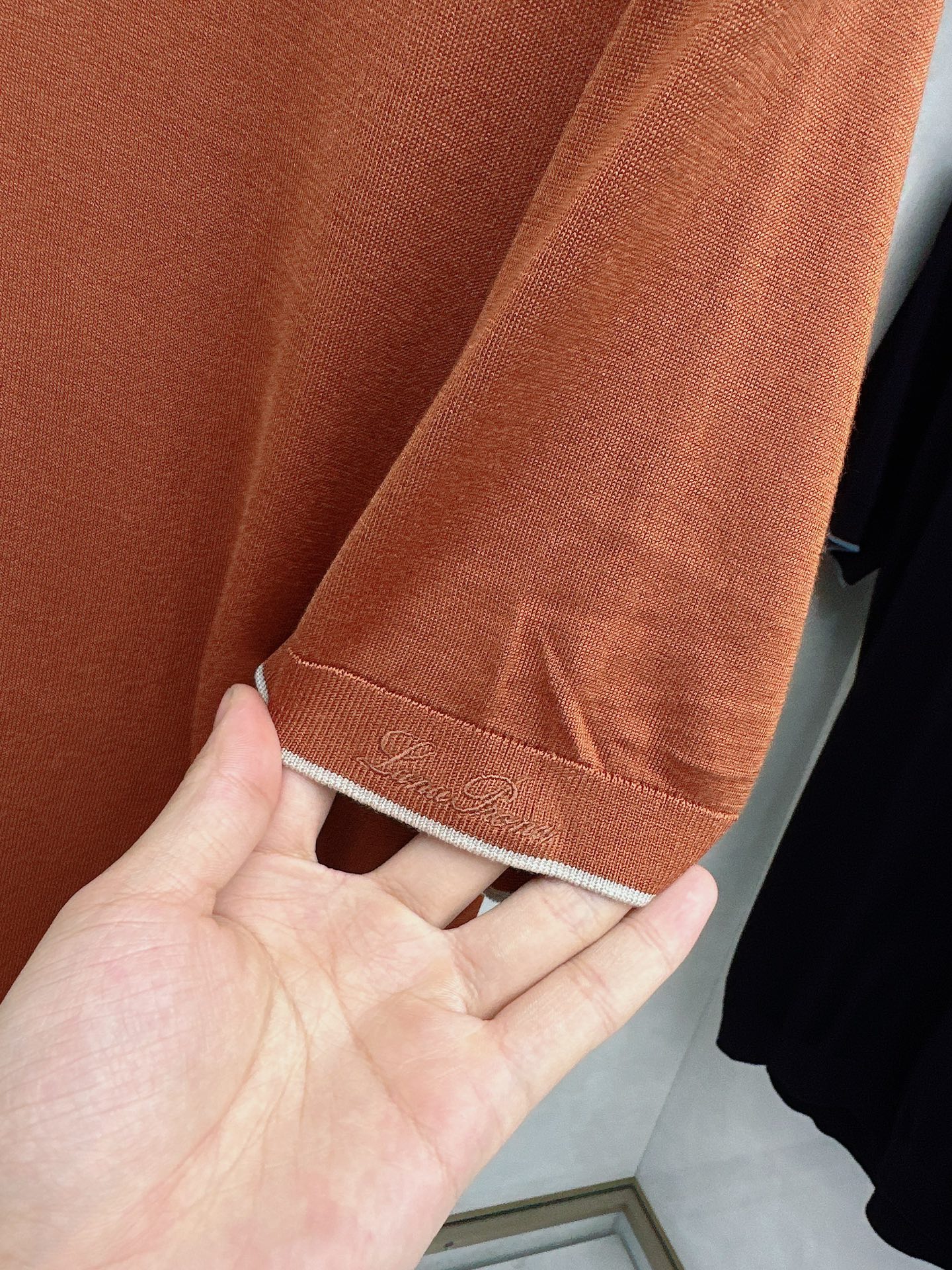 Loro piana 新款针织圆领短袖，意大利工艺镌刻的优雅时尚，优质的材质是时尚的基石。这款衫选用了意