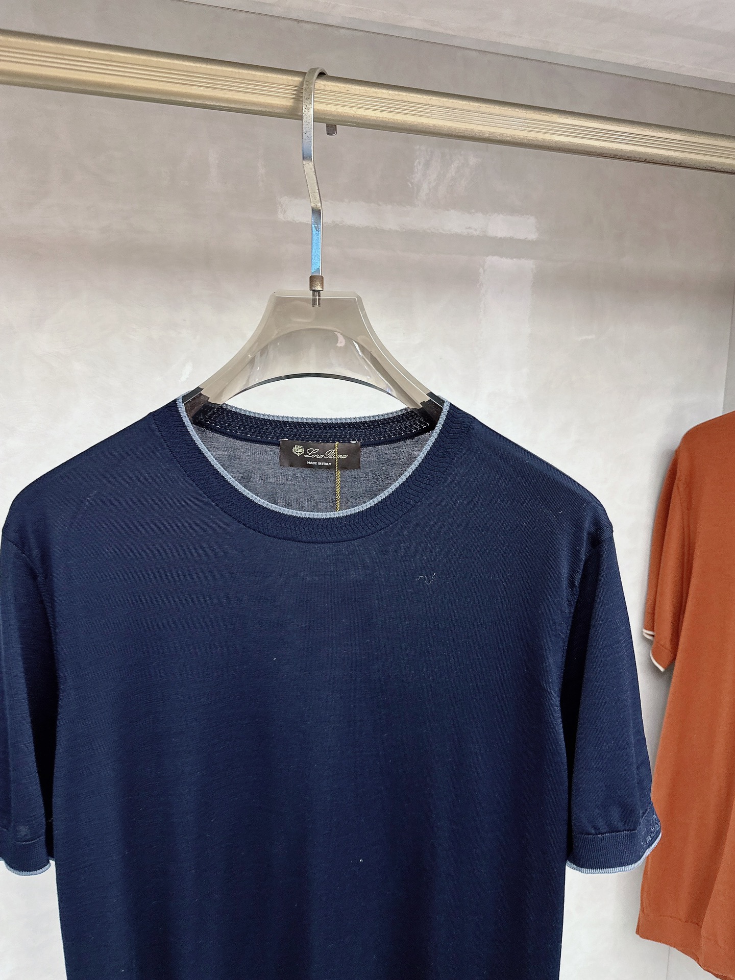 Loro piana 新款针织圆领短袖，意大利工艺镌刻的优雅时尚，优质的材质是时尚的基石。这款衫选用了意