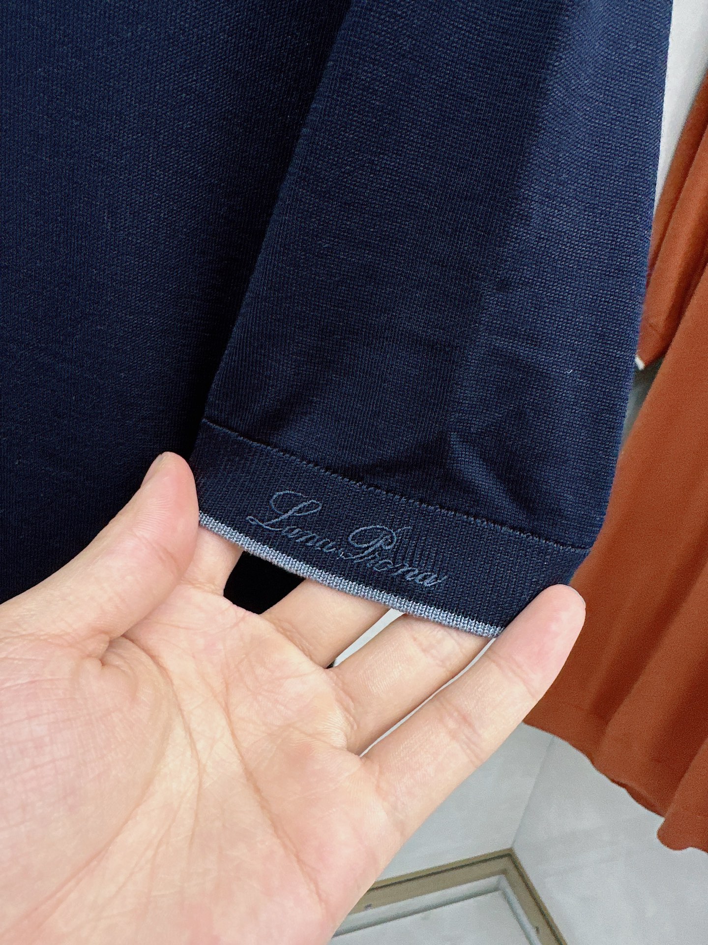 Loro piana 新款针织圆领短袖，意大利工艺镌刻的优雅时尚，优质的材质是时尚的基石。这款衫选用了意