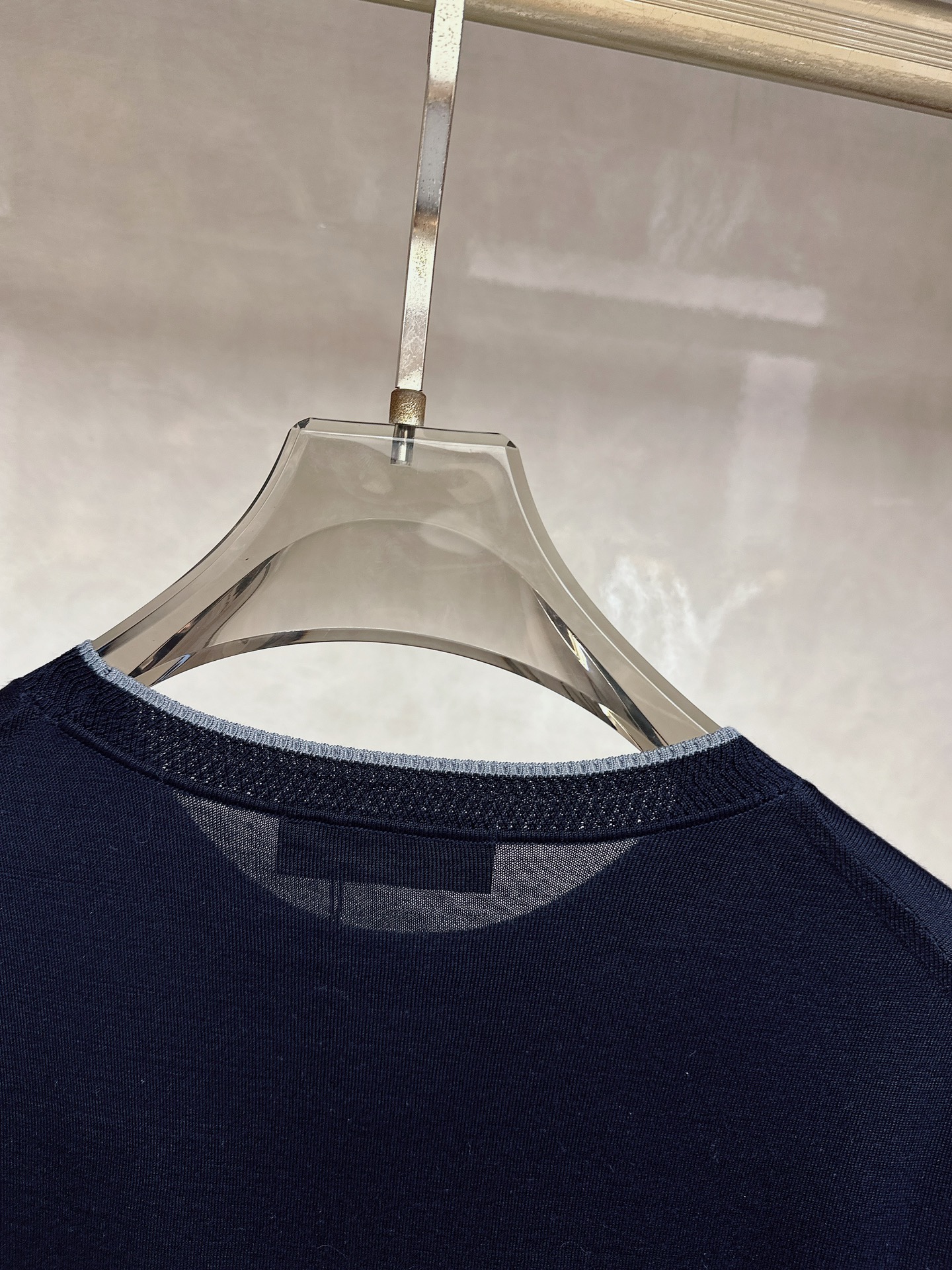 Loro piana 新款针织圆领短袖，意大利工艺镌刻的优雅时尚，优质的材质是时尚的基石。这款衫选用了意