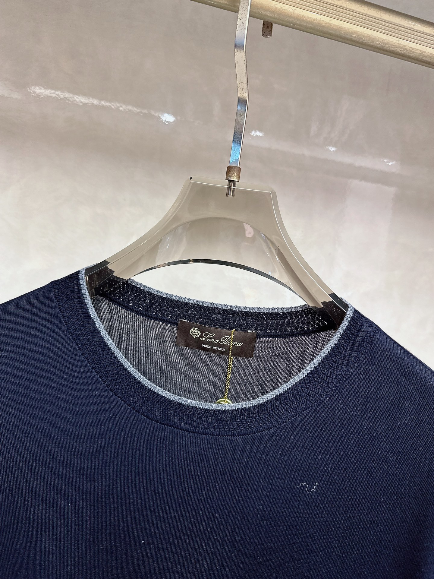 Loro piana 新款针织圆领短袖，意大利工艺镌刻的优雅时尚，优质的材质是时尚的基石。这款衫选用了意