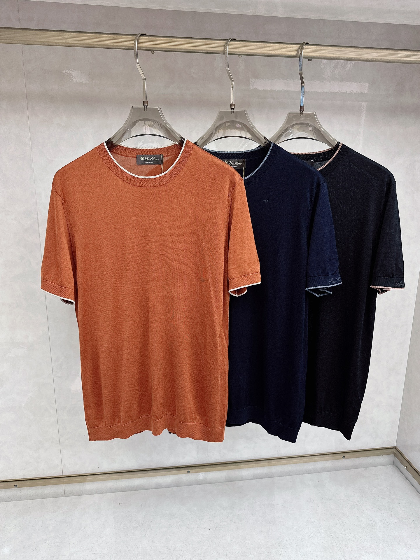 Loro piana 新款针织圆领短袖，意大利工艺镌刻的优雅时尚，优质的材质是时尚的基石。这款衫选用了意