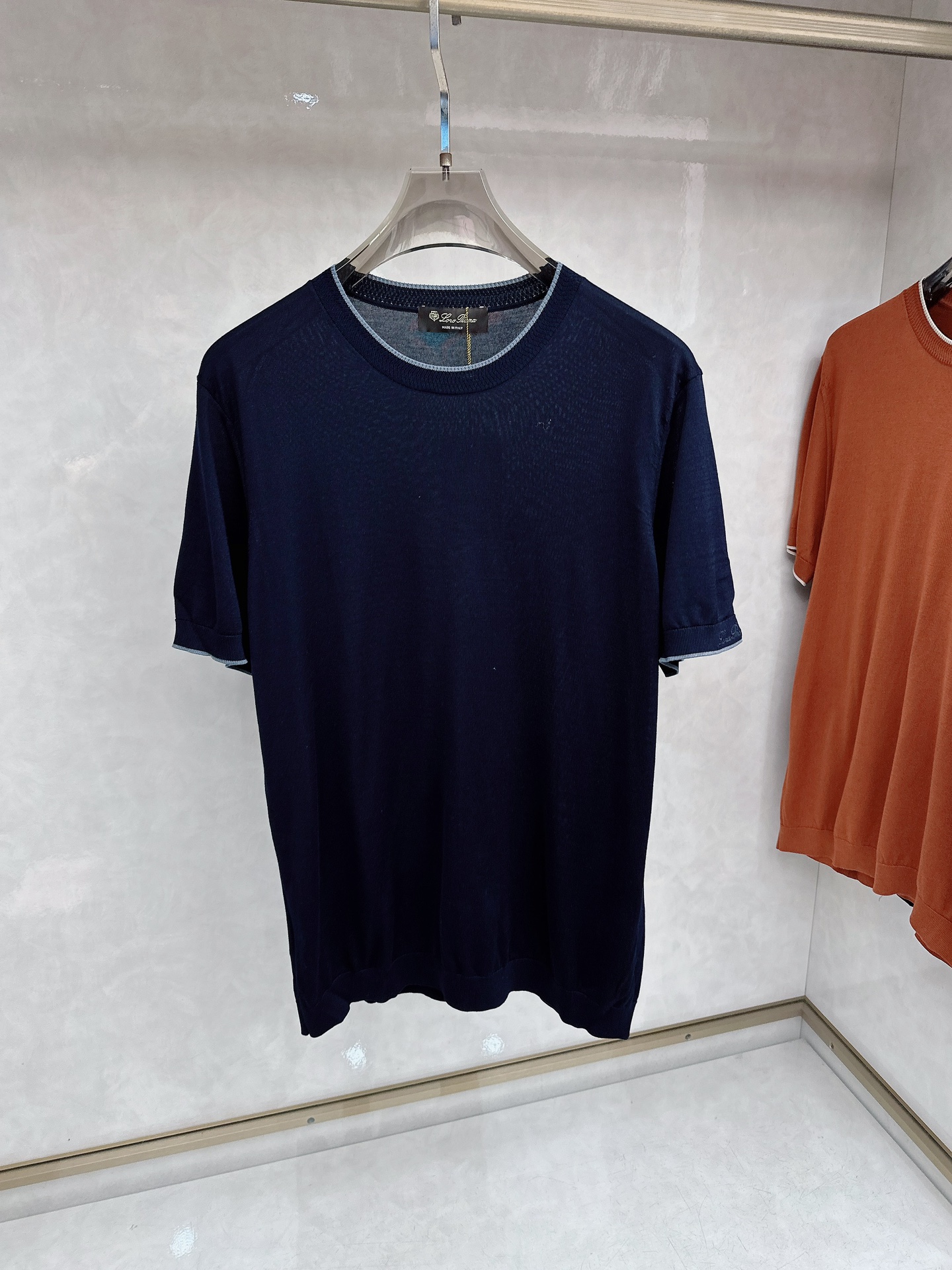 Loro piana 新款针织圆领短袖，意大利工艺镌刻的优雅时尚，优质的材质是时尚的基石。这款衫选用了意