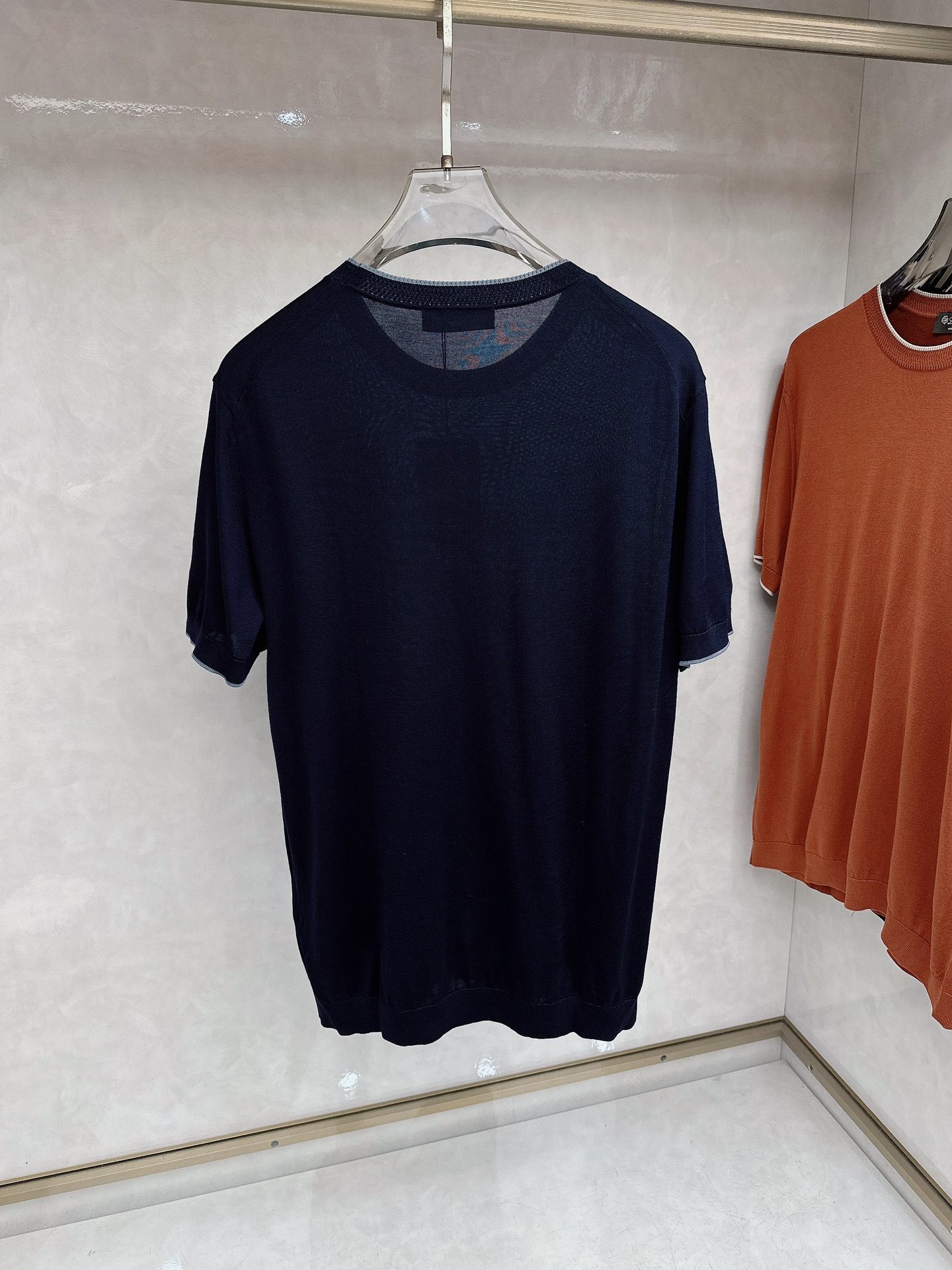 Loro piana 新款针织圆领短袖，意大利工艺镌刻的优雅时尚，优质的材质是时尚的基石。这款衫选用了意