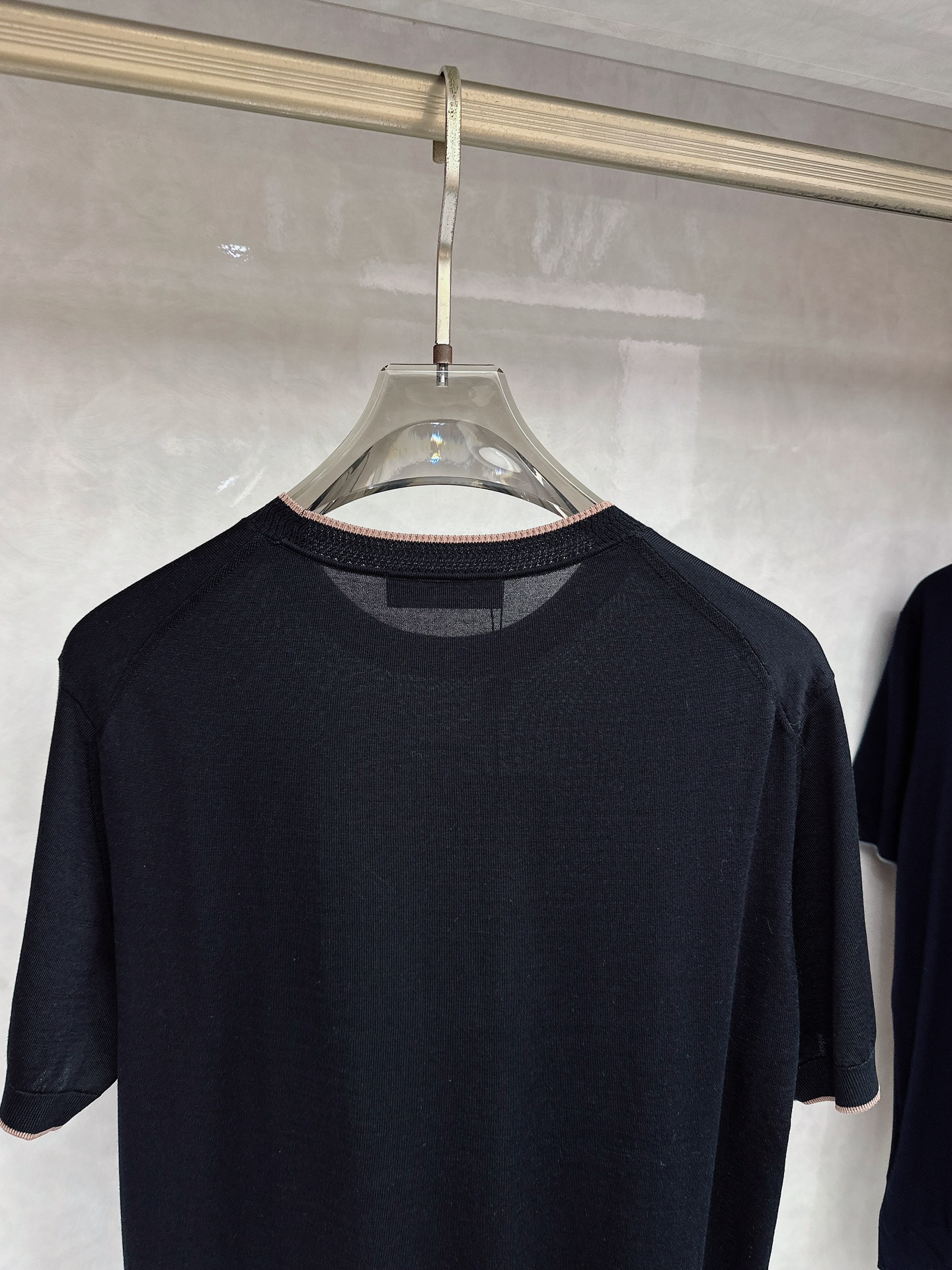 Loro piana 新款针织圆领短袖，意大利工艺镌刻的优雅时尚，优质的材质是时尚的基石。这款衫选用了意