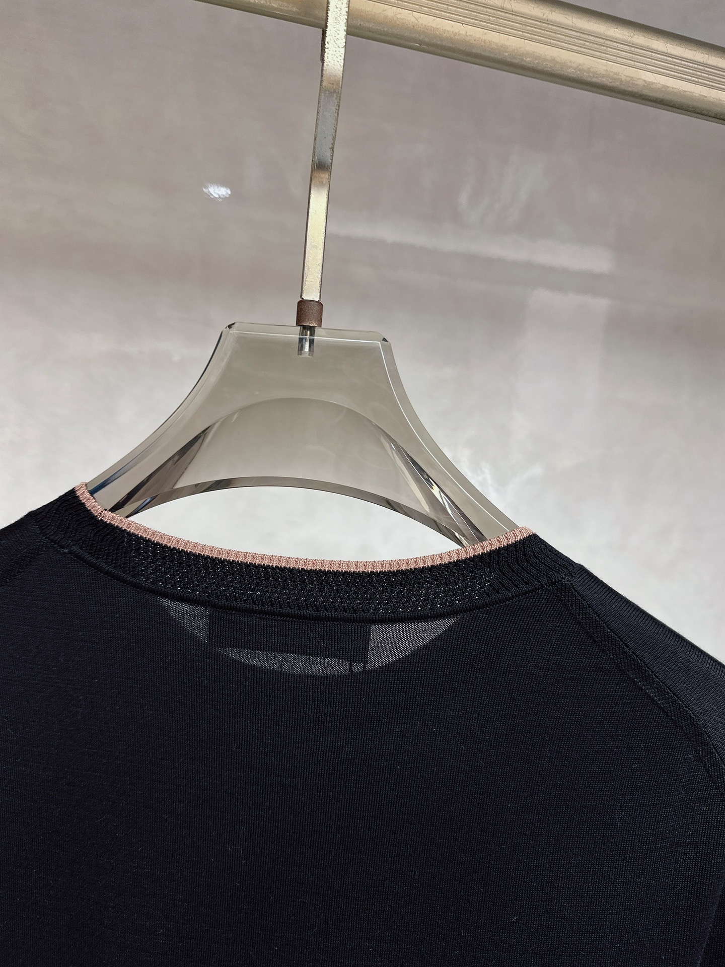 Loro piana 新款针织圆领短袖，意大利工艺镌刻的优雅时尚，优质的材质是时尚的基石。这款衫选用了意