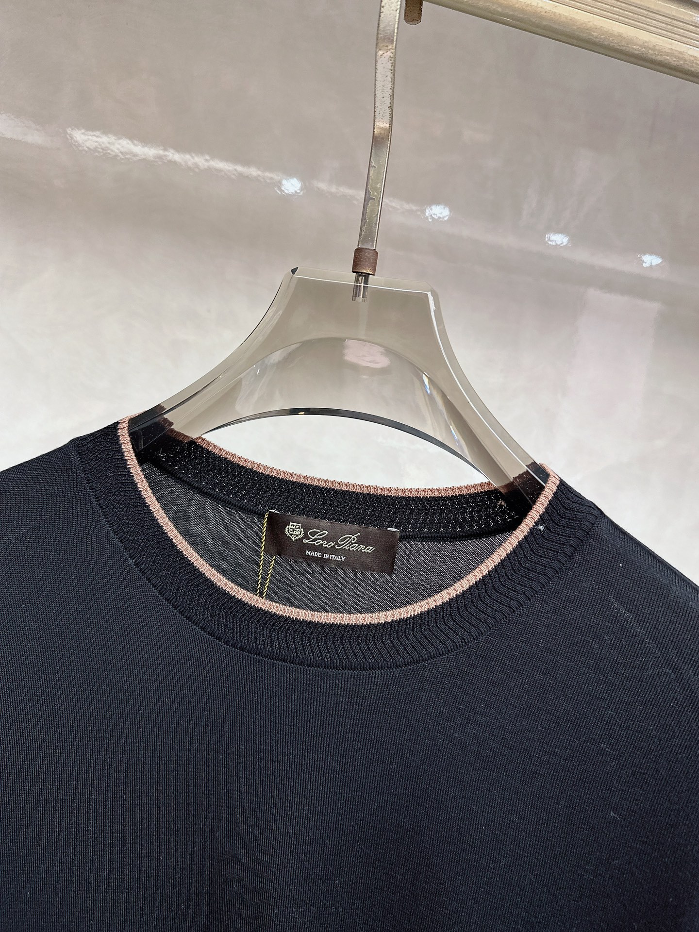 Loro piana 新款针织圆领短袖，意大利工艺镌刻的优雅时尚，优质的材质是时尚的基石。这款衫选用了意