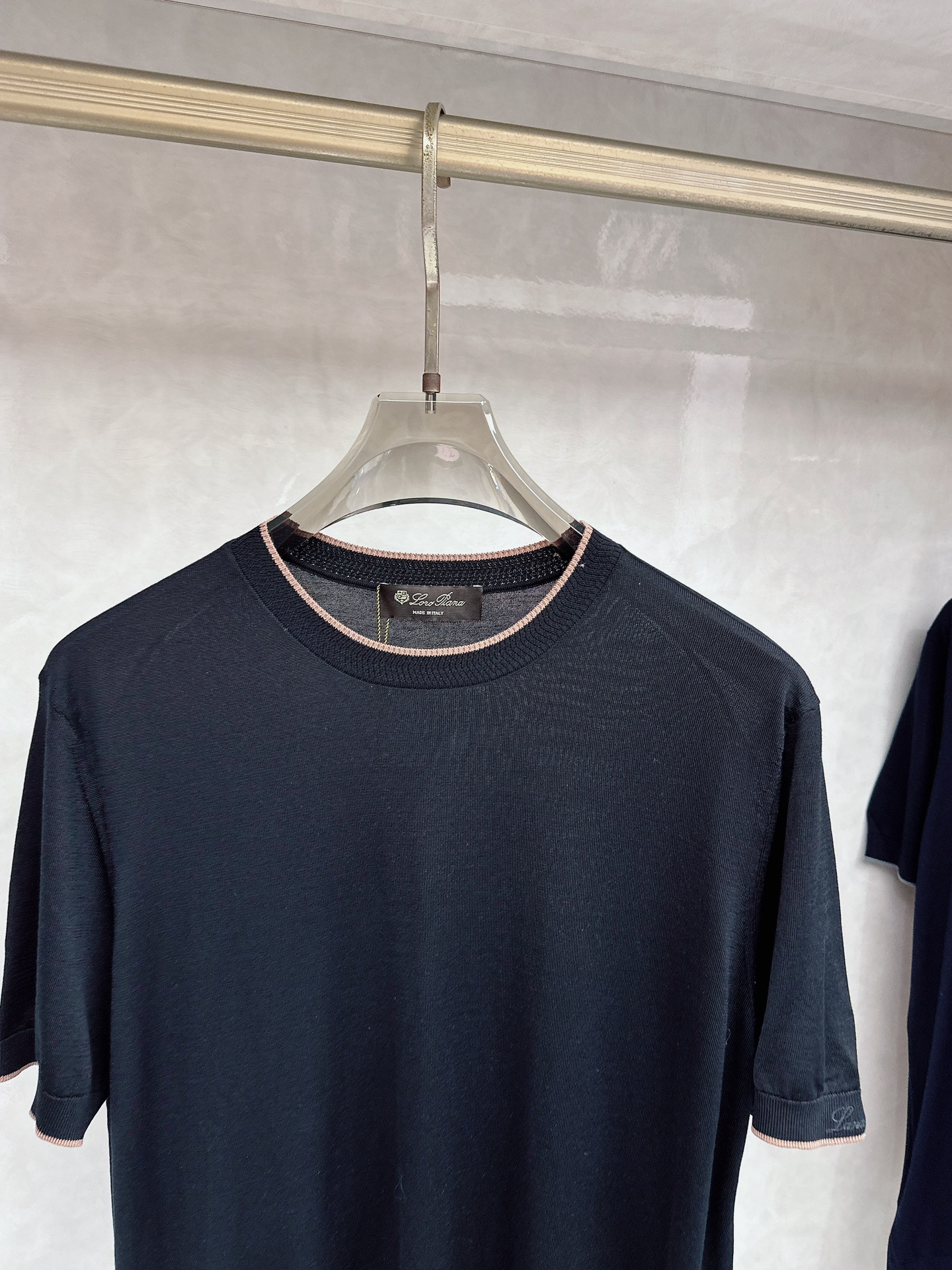 Loro piana 新款针织圆领短袖，意大利工艺镌刻的优雅时尚，优质的材质是时尚的基石。这款衫选用了意