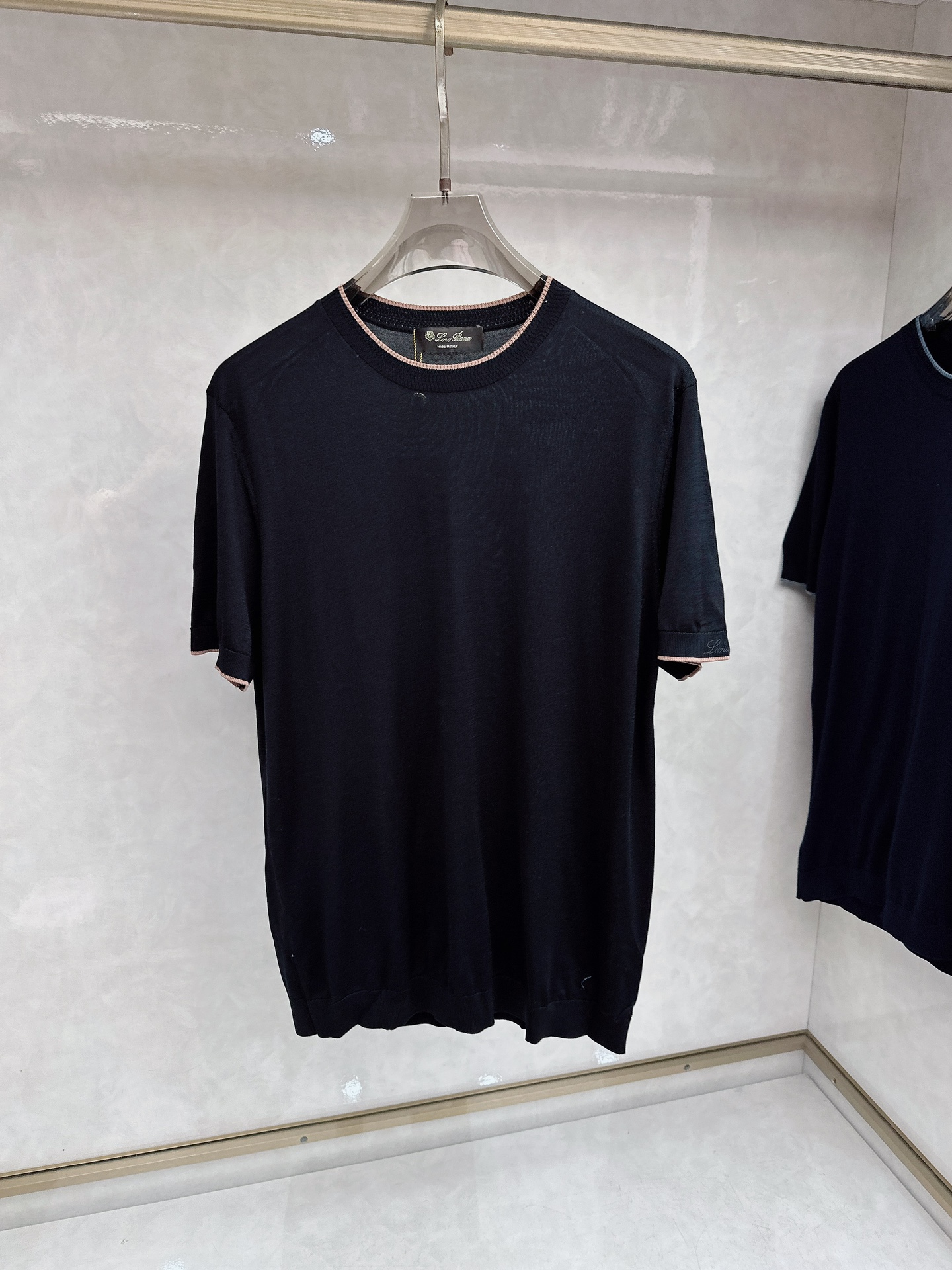 Loro piana 新款针织圆领短袖，意大利工艺镌刻的优雅时尚，优质的材质是时尚的基石。这款衫选用了意