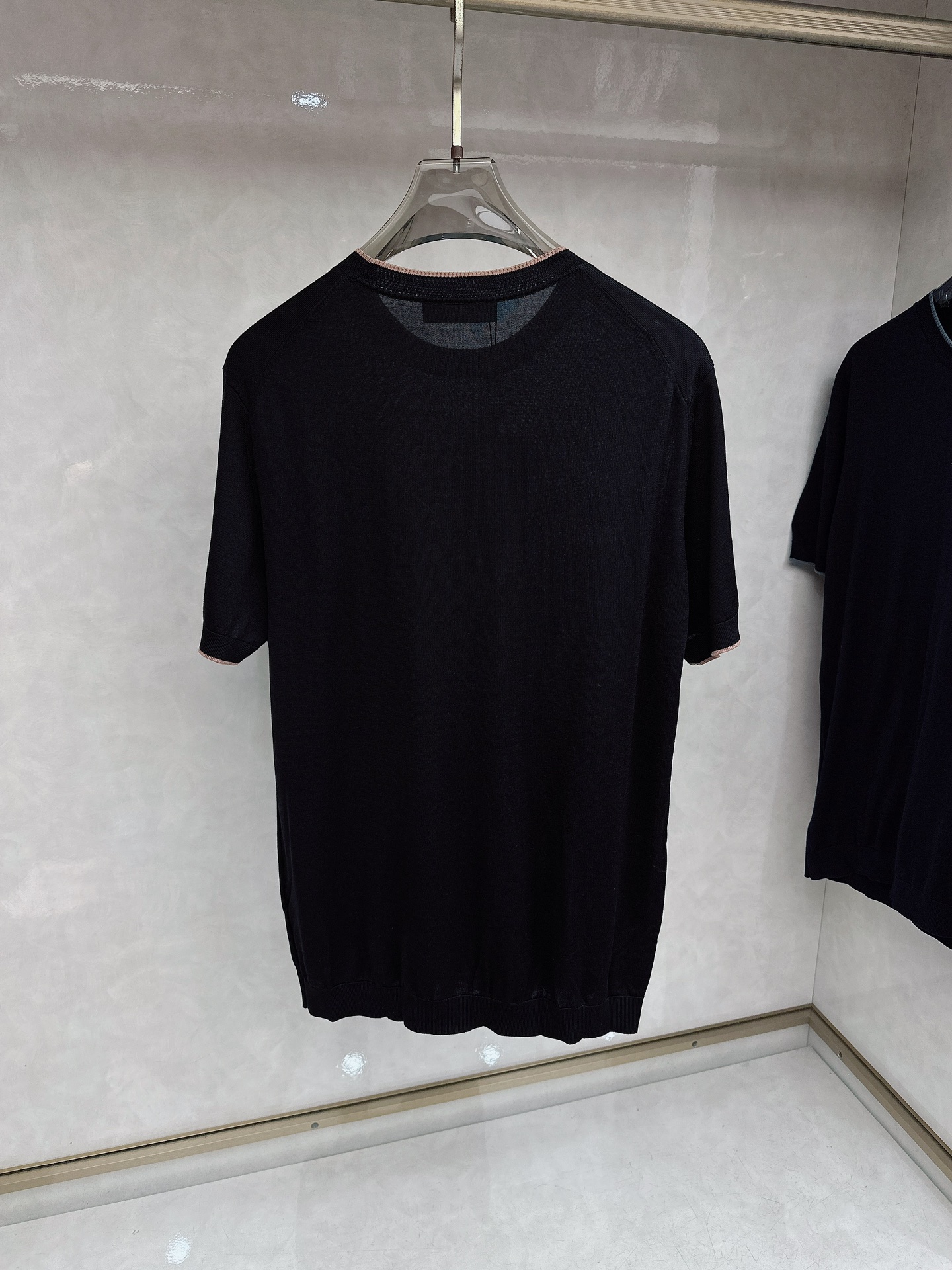 Loro piana 新款针织圆领短袖，意大利工艺镌刻的优雅时尚，优质的材质是时尚的基石。这款衫选用了意