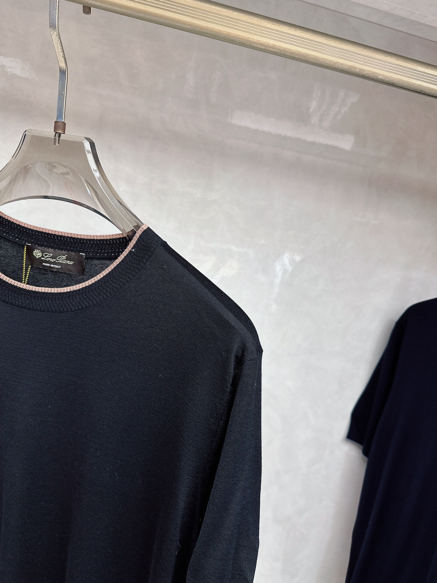 Loro piana 新款针织圆领短袖，意大利工艺镌刻的优雅时尚，优质的材质是时尚的基石。这款衫选用了意