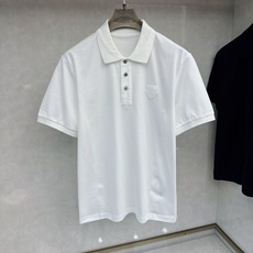 普拉达 2026春夏 年年经典 商务休闲男士短袖POLO衫. 经典百搭.衣橱必备的款式 两粒扣翻领款式 普拉达 2026春夏 年年经典 商务休闲男士短袖POLO衫. 经典百搭.衣橱必备的款式 两粒扣翻领款式