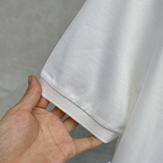 普拉达 2026春夏 年年经典 商务休闲男士短袖POLO衫. 经典百搭.衣橱必备的款式 两粒扣翻领款式 普拉达 2026春夏 年年经典 商务休闲男士短袖POLO衫. 经典百搭.衣橱必备的款式 两粒扣翻领款式