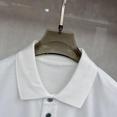 普拉达 2026春夏 年年经典 商务休闲男士短袖POLO衫. 经典百搭.衣橱必备的款式 两粒扣翻领款式 普拉达 2026春夏 年年经典 商务休闲男士短袖POLO衫. 经典百搭.衣橱必备的款式 两粒扣翻领款式
