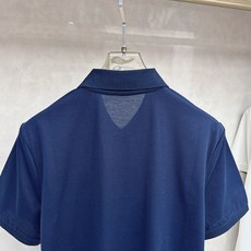 普拉达 2026春夏 年年经典 商务休闲男士短袖POLO衫. 经典百搭.衣橱必备的款式 两粒扣翻领款式 普拉达 2026春夏 年年经典 商务休闲男士短袖POLO衫. 经典百搭.衣橱必备的款式 两粒扣翻领款式