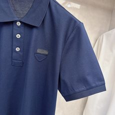 普拉达 2026春夏 年年经典 商务休闲男士短袖POLO衫. 经典百搭.衣橱必备的款式 两粒扣翻领款式 普拉达 2026春夏 年年经典 商务休闲男士短袖POLO衫. 经典百搭.衣橱必备的款式 两粒扣翻领款式