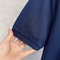 普拉达 2026春夏 年年经典 商务休闲男士短袖POLO衫. 经典百搭.衣橱必备的款式 两粒扣翻领款式 普拉达 2026春夏 年年经典 商务休闲男士短袖POLO衫. 经典百搭.衣橱必备的款式 两粒扣翻领款式