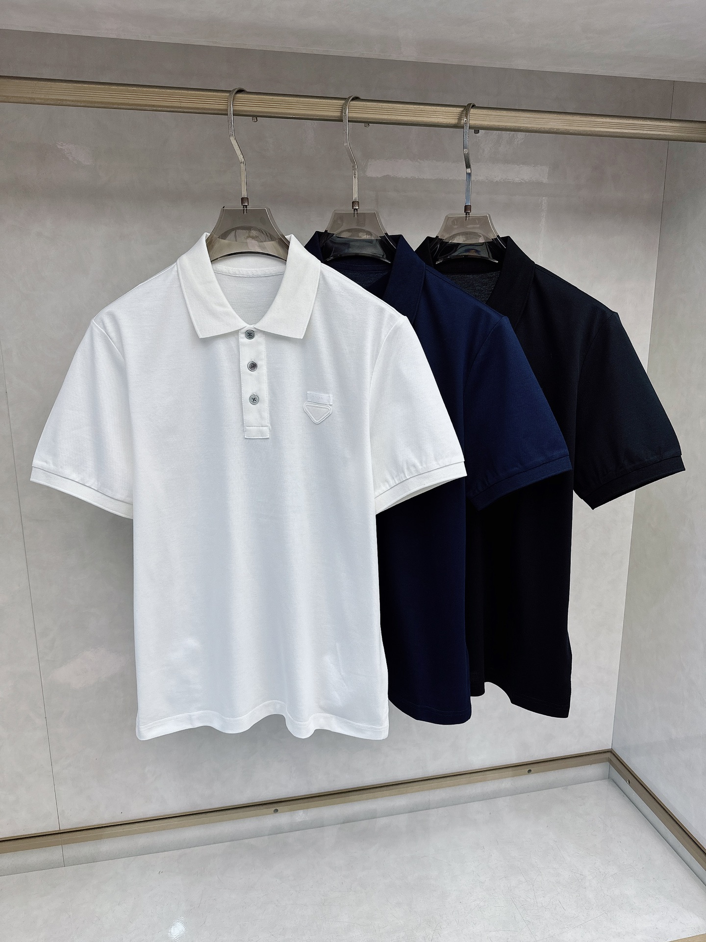 普拉达 2026春夏 年年经典 商务休闲男士短袖POLO衫. 经典百搭.衣橱必备的款式 两粒扣翻领款式 