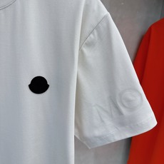 蒙口 2026春夏 柜在售! 年年经典 男士标识圆领短袖T恤衫 肩部字母印花 结合胸口标志点缀设计 年 蒙口 2026春夏 柜在售! 年年经典 男士标识圆领短袖T恤衫 肩部字母印花 结合胸口标志点缀设计 年