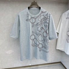 爱马仕 2026春夏,柜在售! 金质马刺” 微阔圆领短袖T恤衫 以几何天线 金质马刺 图形结合贴布刺绣的 爱马仕 2026春夏,柜在售! 金质马刺” 微阔圆领短袖T恤衫 以几何天线 金质马刺 图形结合贴布刺绣的