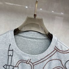 爱马仕 2026春夏,柜在售! 金质马刺” 微阔圆领短袖T恤衫 以几何天线 金质马刺 图形结合贴布刺绣的 爱马仕 2026春夏,柜在售! 金质马刺” 微阔圆领短袖T恤衫 以几何天线 金质马刺 图形结合贴布刺绣的