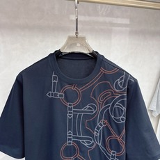 爱马仕 2026春夏,柜在售! 金质马刺” 微阔圆领短袖T恤衫 以几何天线 金质马刺 图形结合贴布刺绣的 爱马仕 2026春夏,柜在售! 金质马刺” 微阔圆领短袖T恤衫 以几何天线 金质马刺 图形结合贴布刺绣的