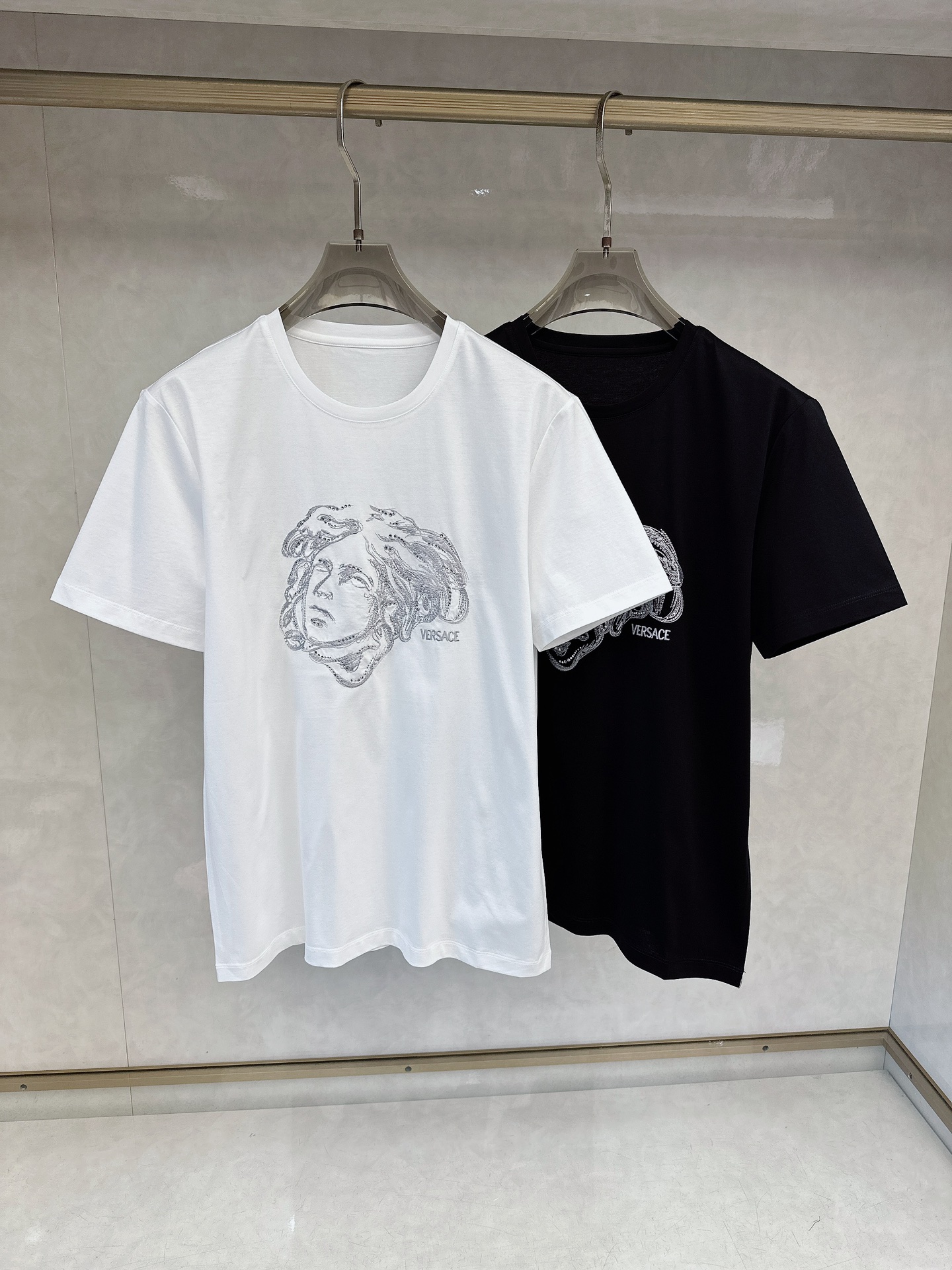 范思哲 2026早春新款！柜在售 经典款.美杜莎刺绣男士圆领短袖T恤衫 .标志字母结合美杜莎点缀设计.采