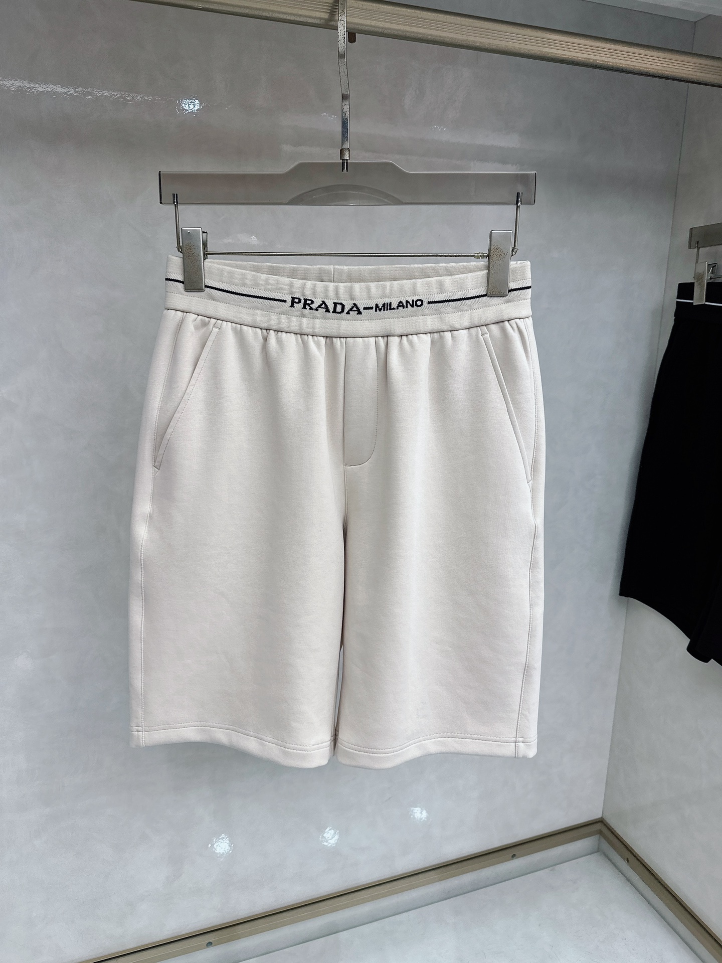 PRAD（普拉达）2026春夏季新款，最新休闲短裤。原版裤型上身休闲百搭、腰头螺纹设计Logo平织点缀设