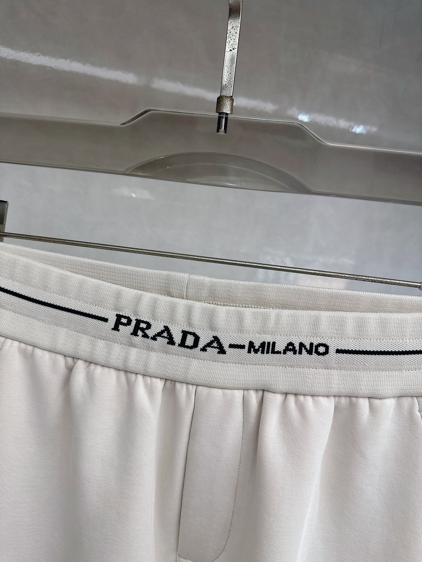 PRAD（普拉达）2026春夏季新款，最新休闲短裤。原版裤型上身休闲百搭、腰头螺纹设计Logo平织点缀设