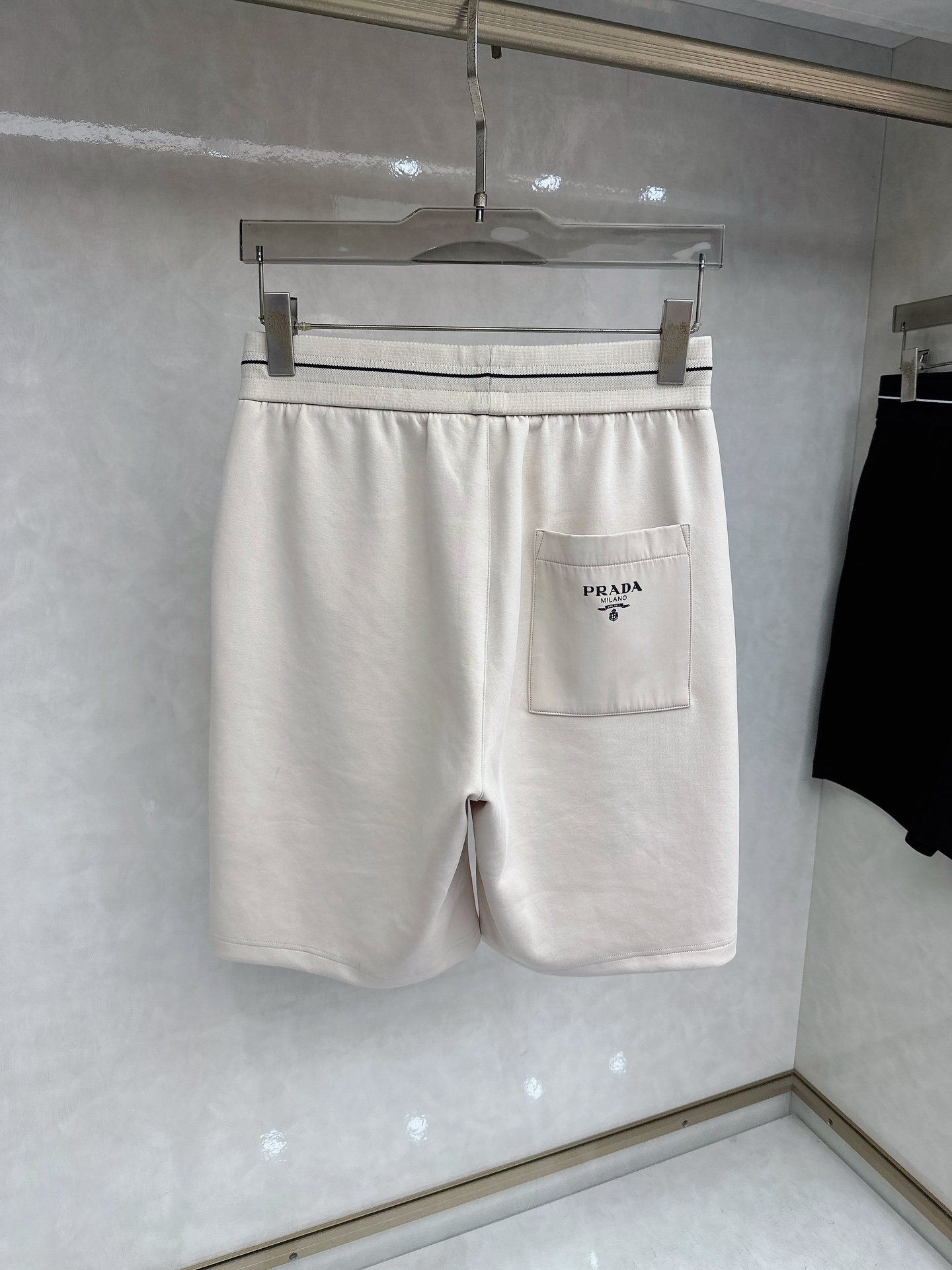 PRAD（普拉达）2026春夏季新款，最新休闲短裤。原版裤型上身休闲百搭、腰头螺纹设计Logo平织点缀设